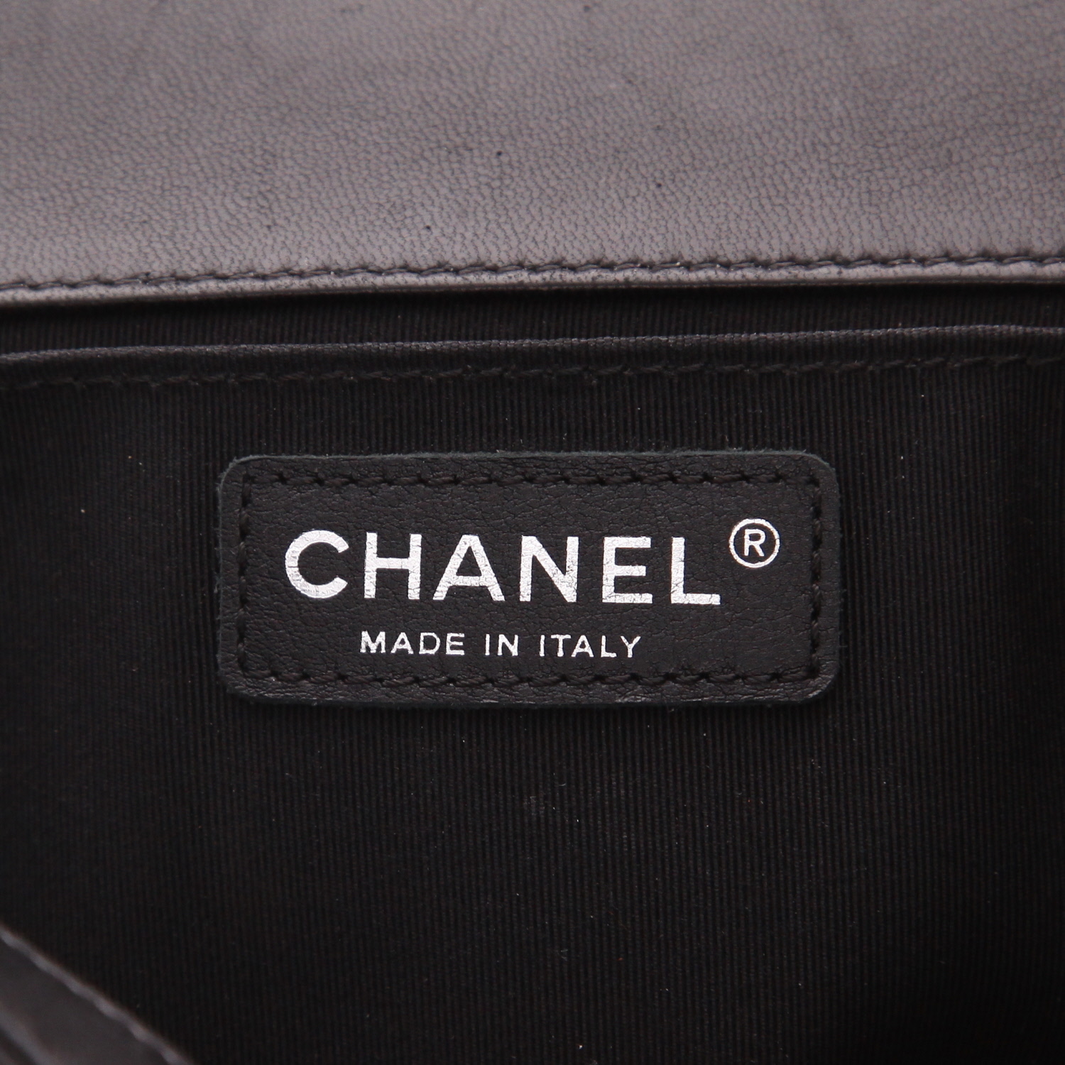 Bolso bandolera Chanel  Boy en cuero negro - Detail D2