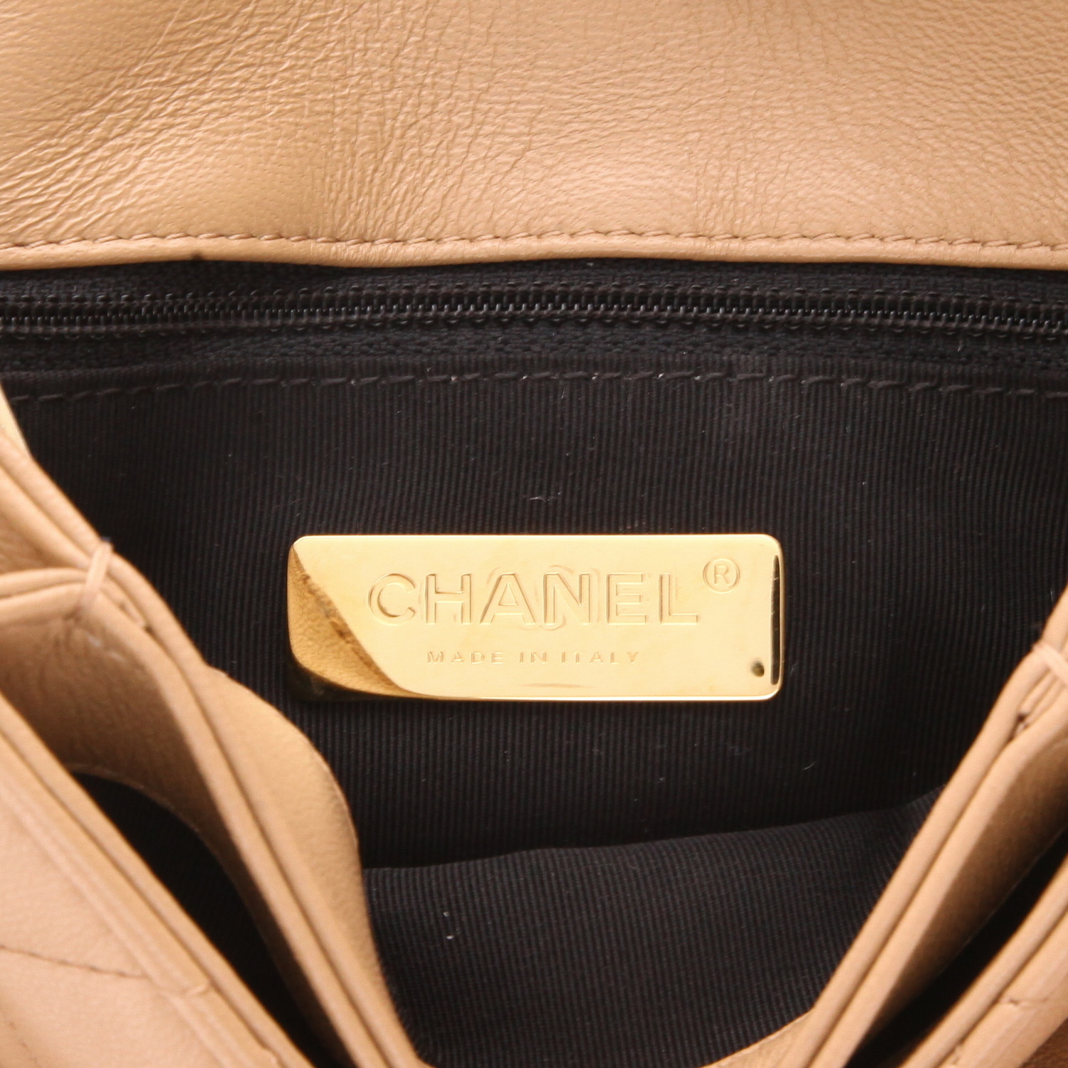 Sac bandoulière Chanel  Timeless Mini en cuir matelassé beige - Detail D2
