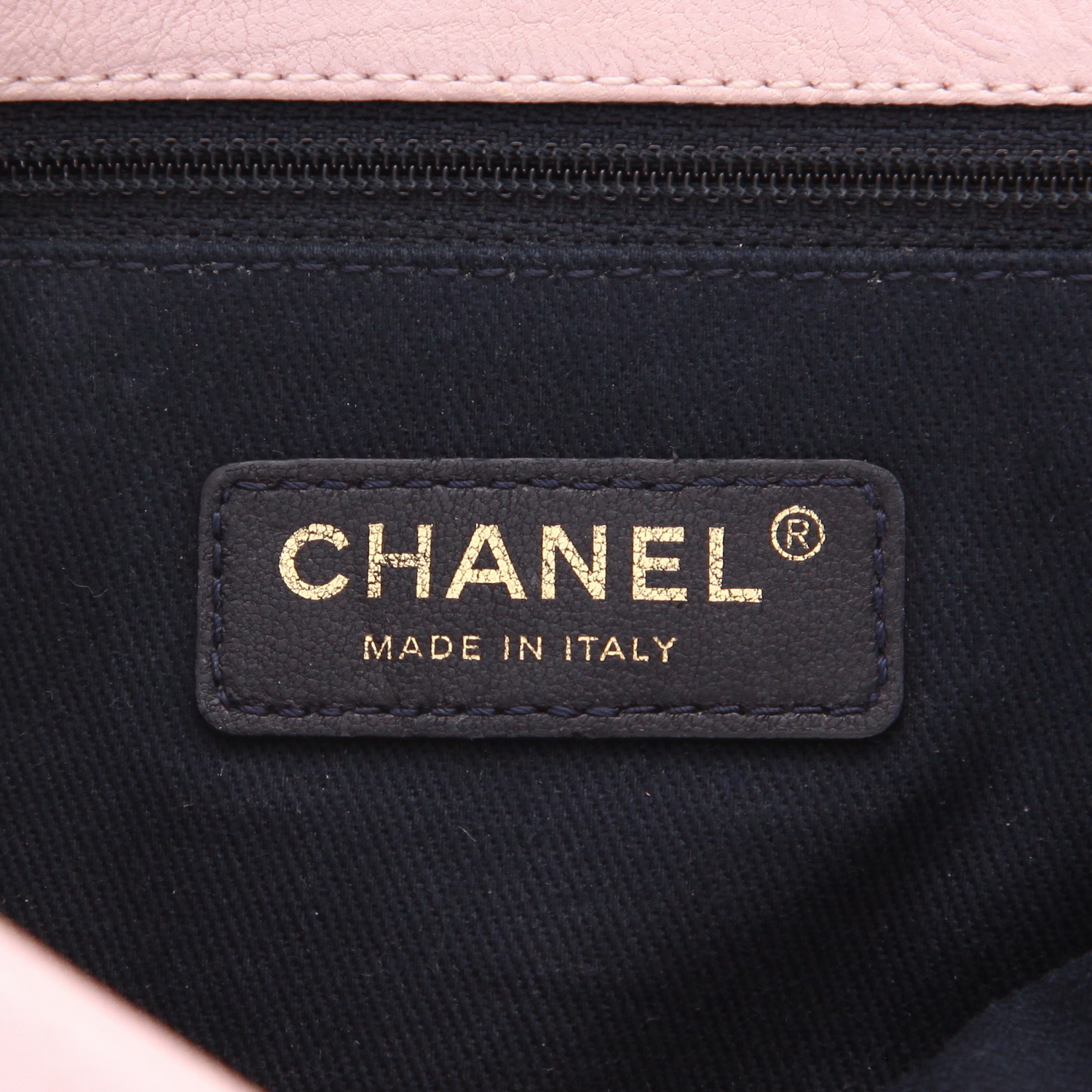 Bolso de mano Chanel  Timeless en cuero acolchado color rosa claro - Detail D2