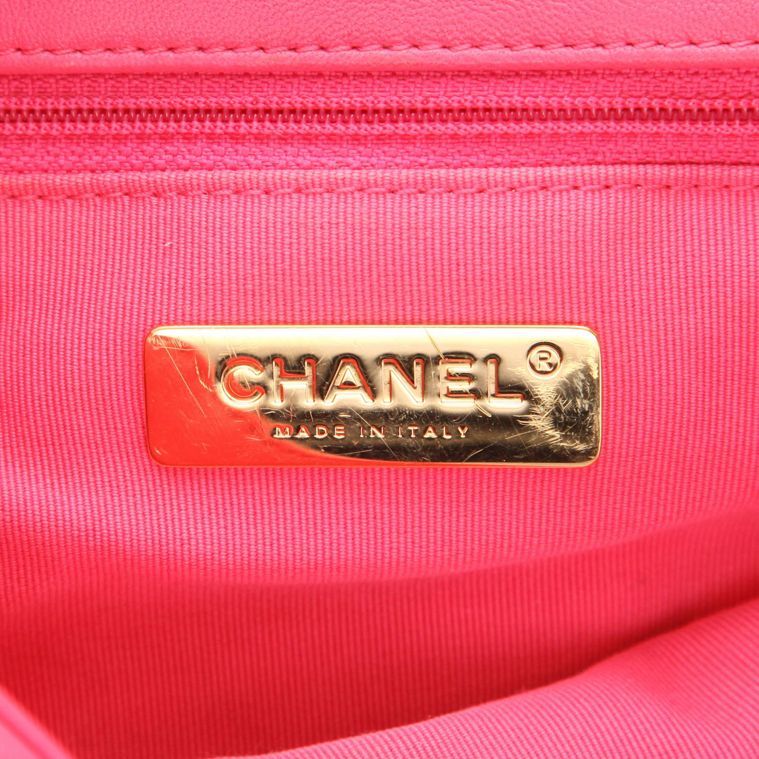 Sac bandoulière Chanel  19 en cuir matelassé rose - Detail D2