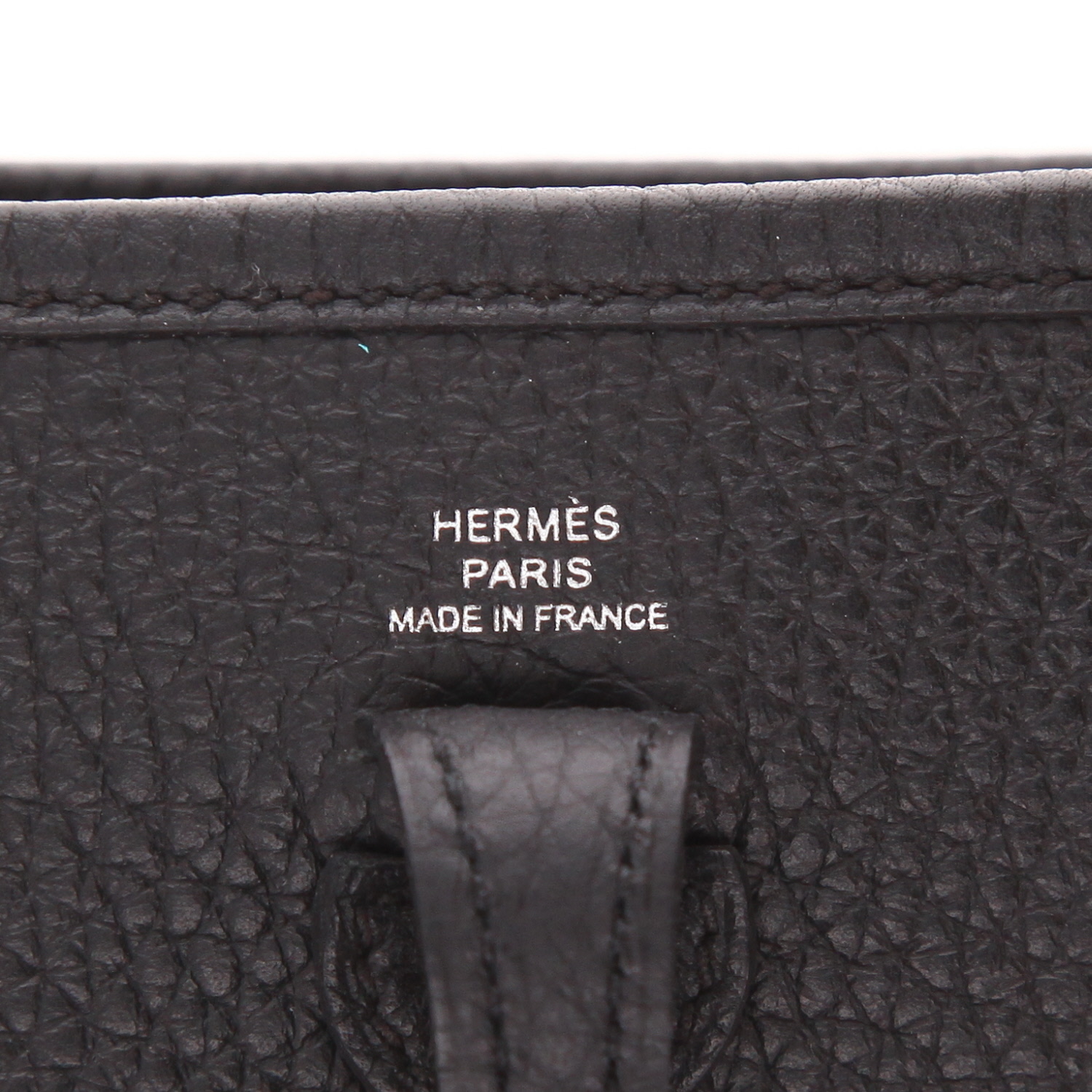 Bolso bandolera Hermès  Mini Evelyne mini  en cuero togo negro - Detail D2