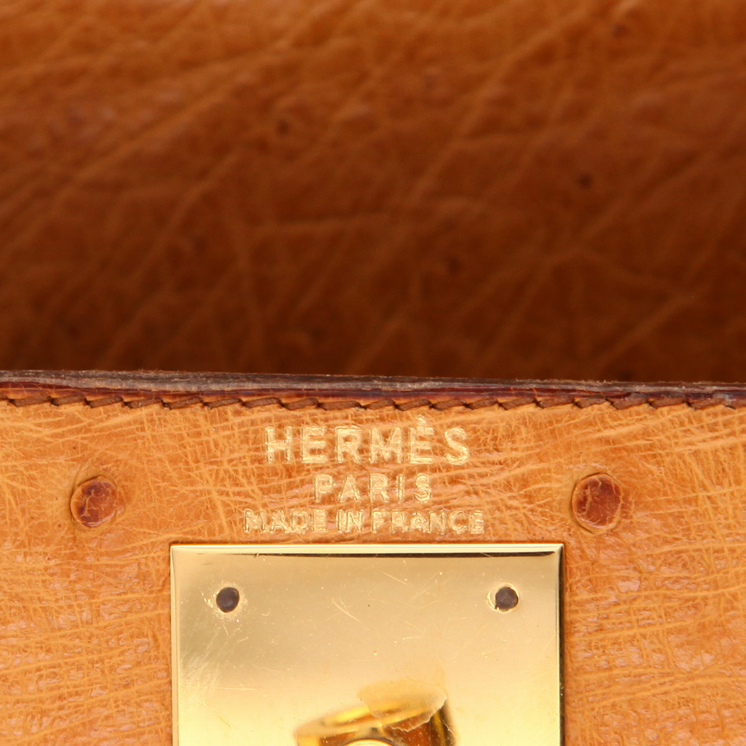 Sac à main Hermès  Kelly 28 cm en autruche gold - Detail D2