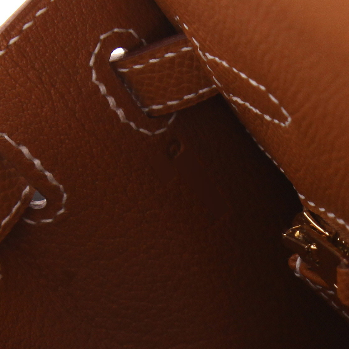 Bolso de mano Hermès  Kelly 25 cm en cuero epsom color oro - Detail D4