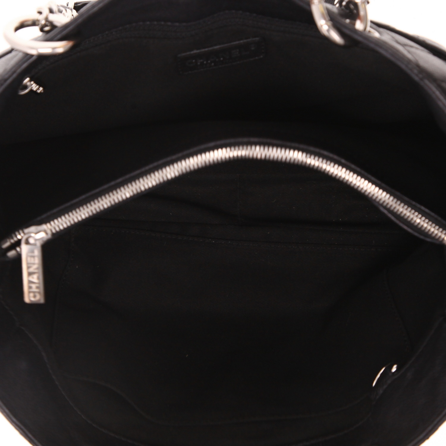 Bolso de mano Chanel  Shopping GST en cuero granulado acolchado negro - Detail D3