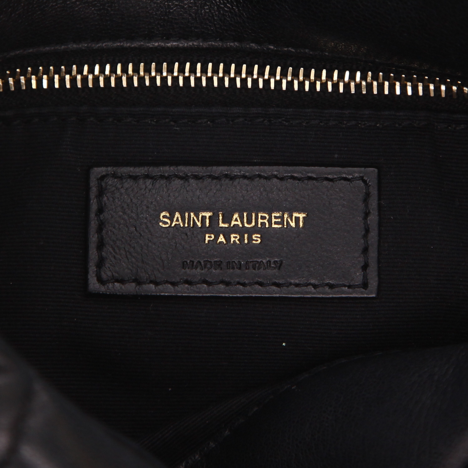 Sac bandoulière Saint Laurent  Loulou Puffer en cuir matelassé chevrons noir - Detail D2