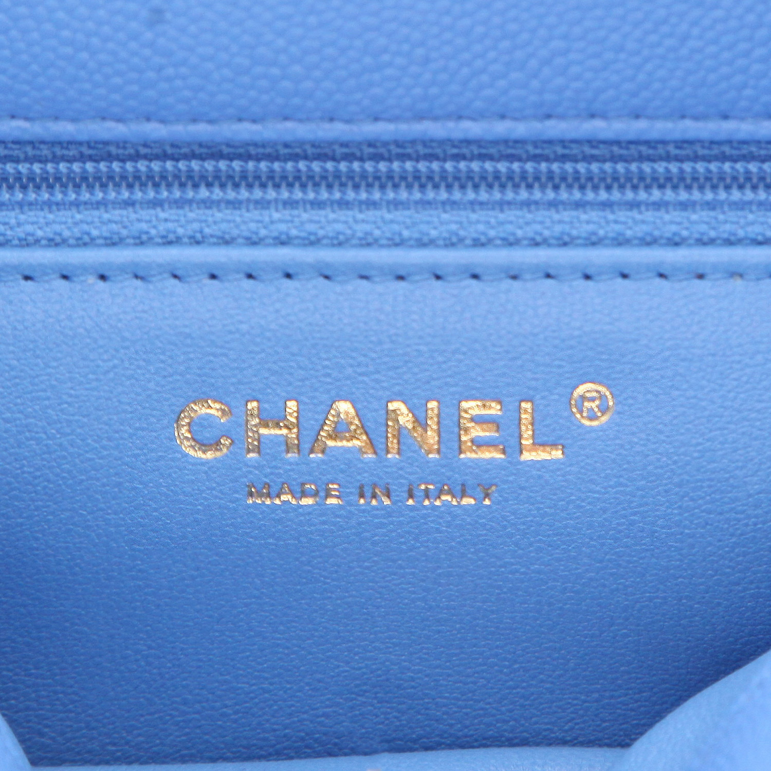 Bolso de mano Chanel   en cuero granulado azul claro - Detail D2