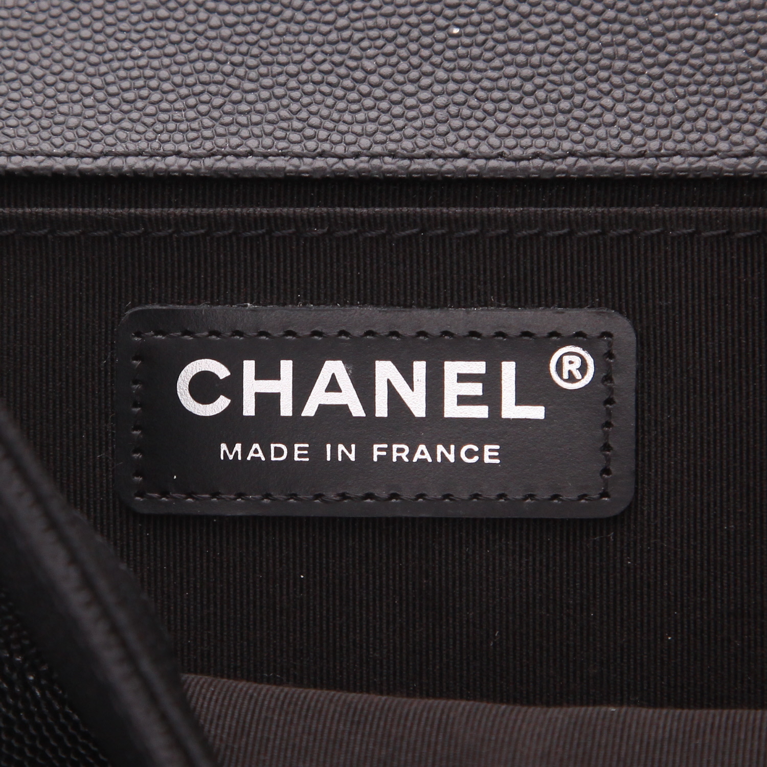 Sac bandoulière Chanel  Boy en cuir grainé matelassé noir - Detail D2