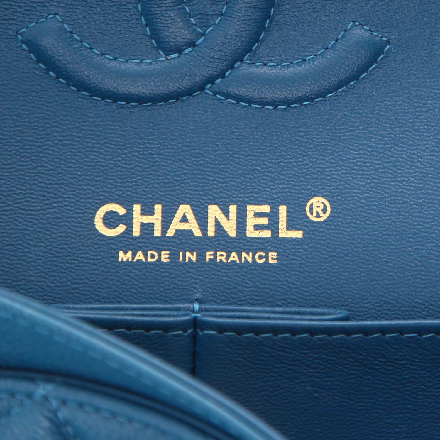 Bolso bandolera Chanel  Timeless Petit en cuero granulado acolchado azul - Detail D2