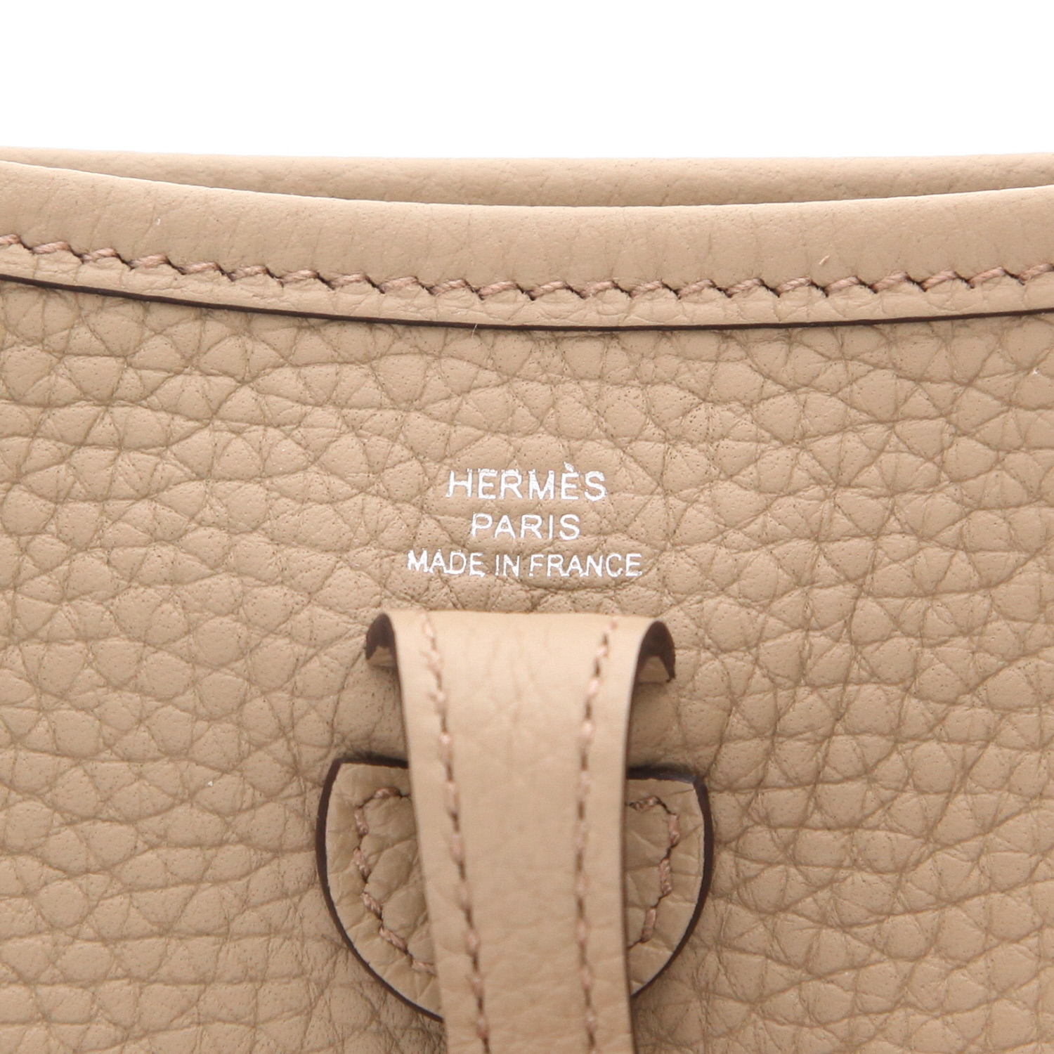 Bolso bandolera Hermès  Mini Evelyne en cuero taurillon clémence Beige Marfa - Detail D2