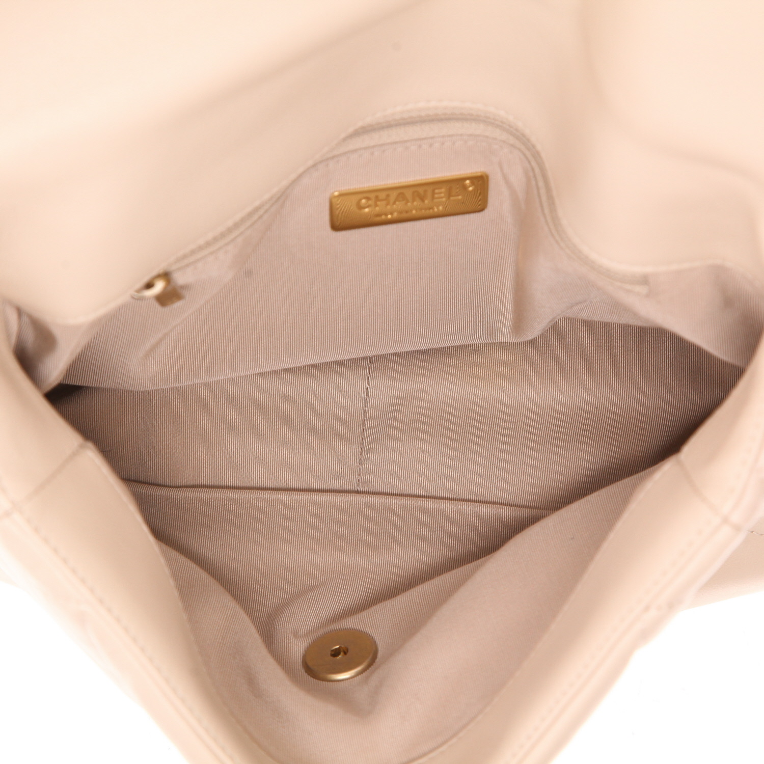 Sac bandoulière Chanel  19 en cuir matelassé beige - Detail D3