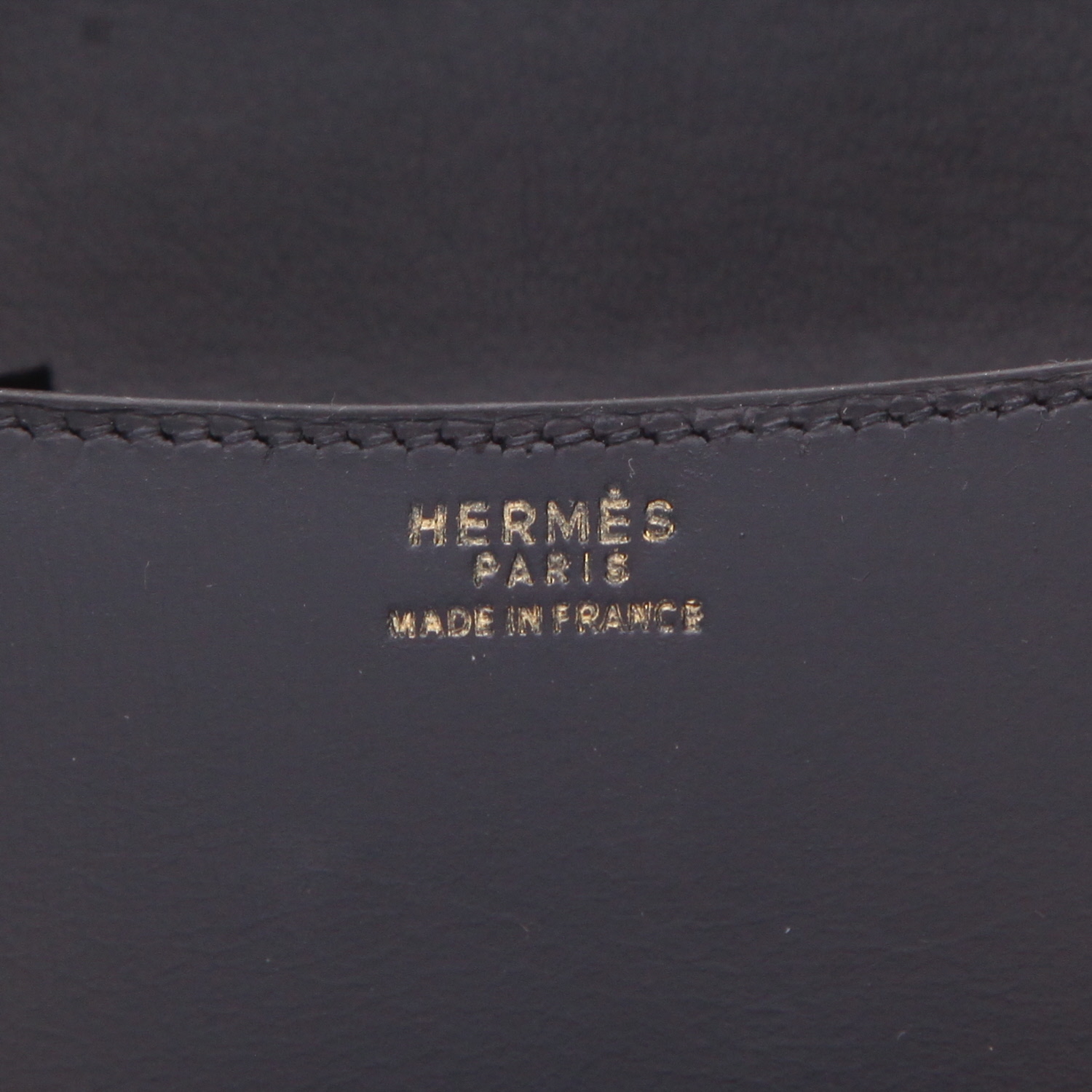Bolso de mano Hermès  Constance en cuero box azul marino - Detail D2