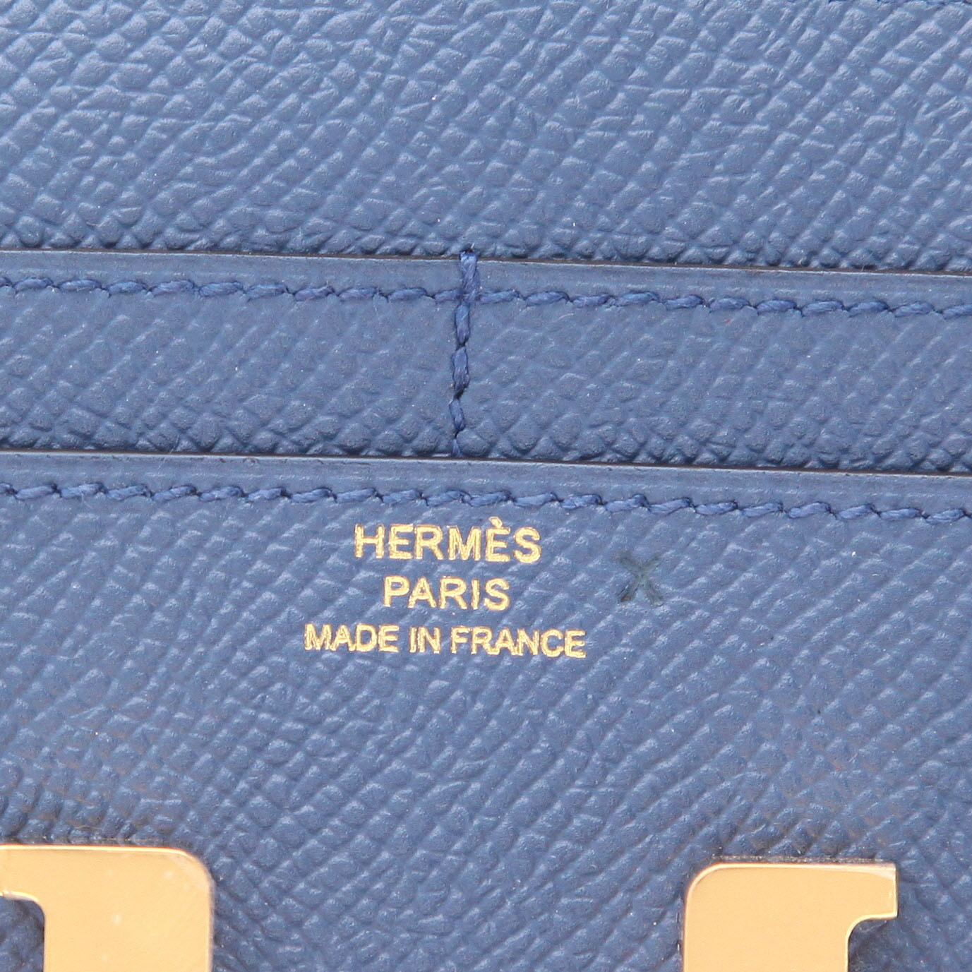 Billetera Hermès  Constance Wallet en cuero epsom azul - Detail D2