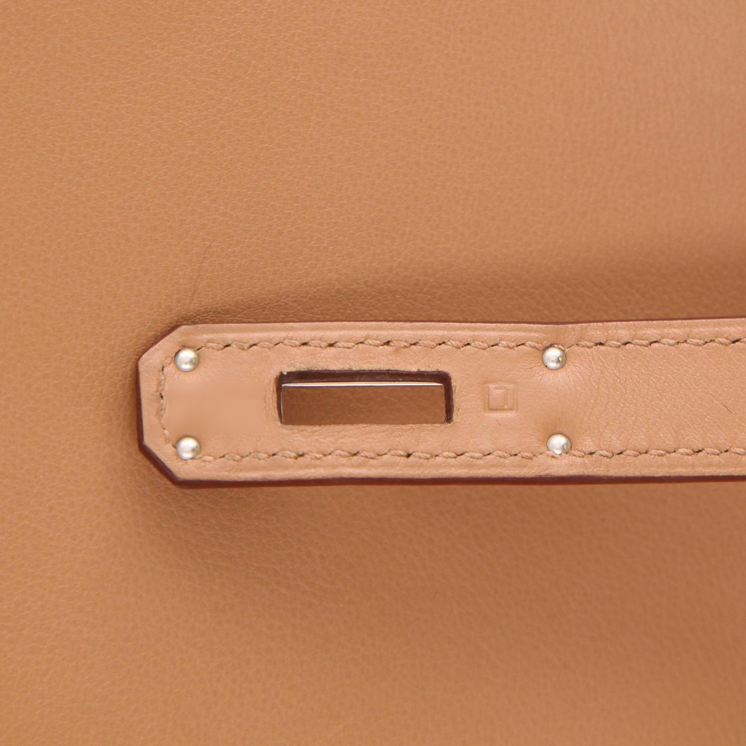 Bolso de mano Hermès  Kelly 35 cm en cuero swift beige - Detail D4