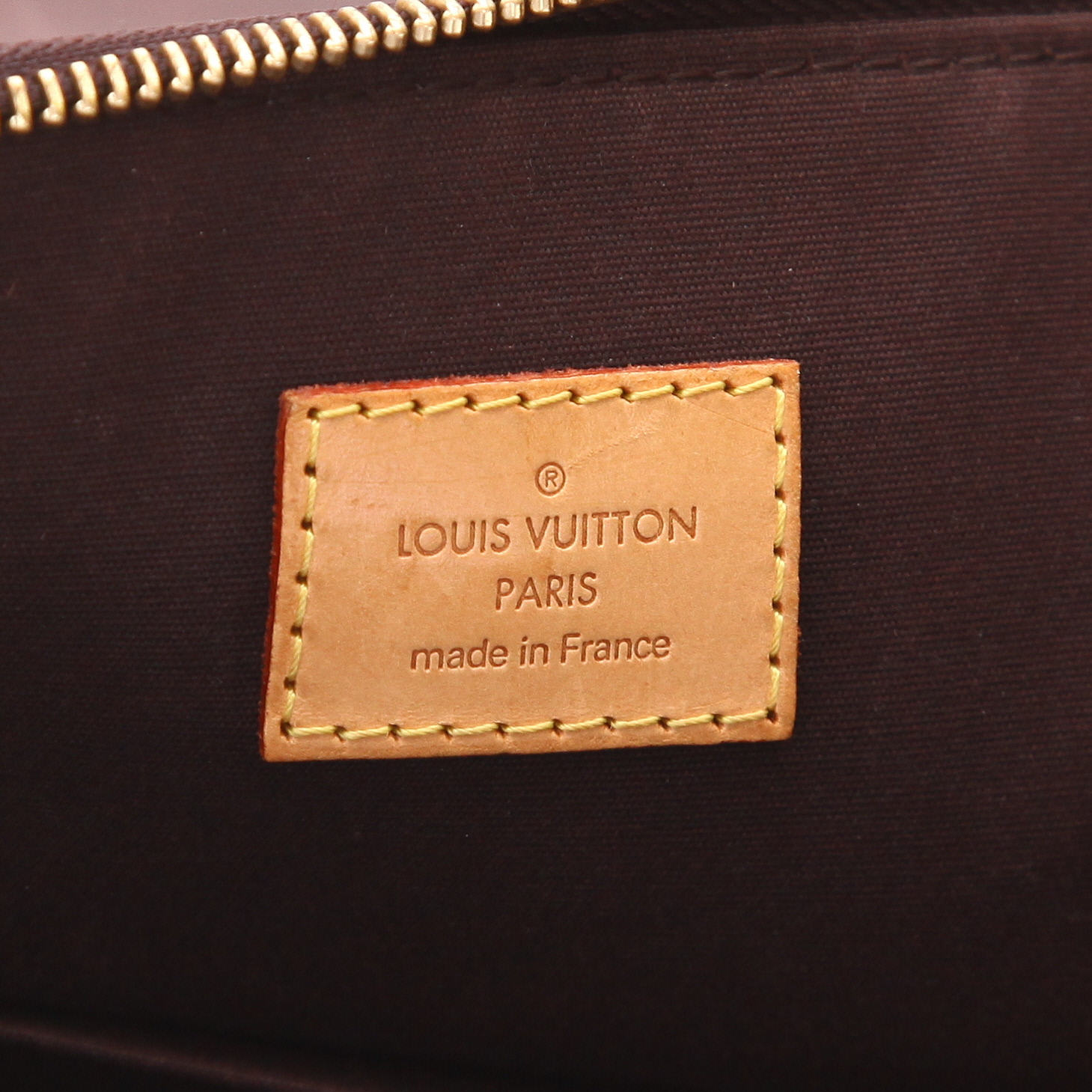 Sac à main Louis Vuitton  Bellevue en cuir verni monogram aubergine et cuir naturel - Detail D2