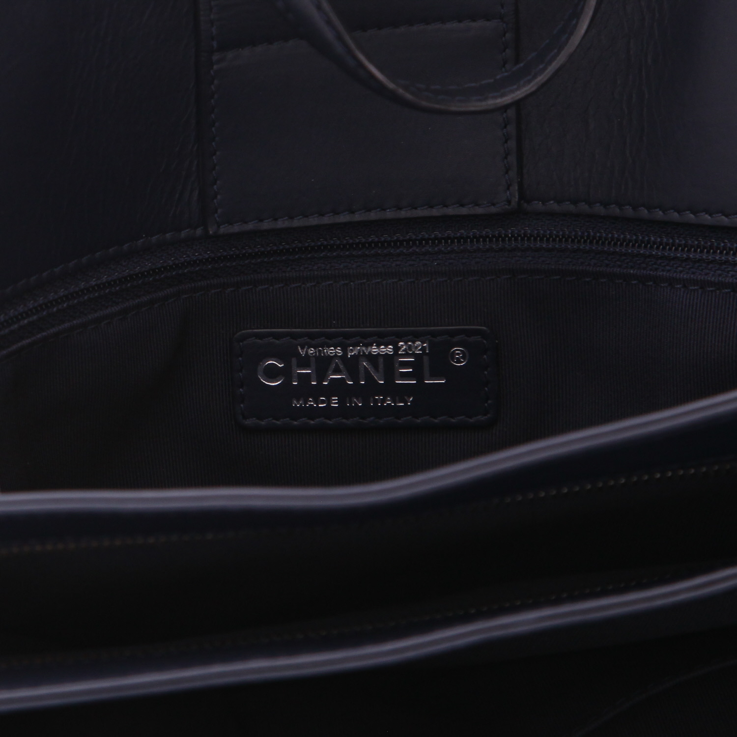 Sac cabas Chanel   en cuir matelassé bleu-marine - Detail D2