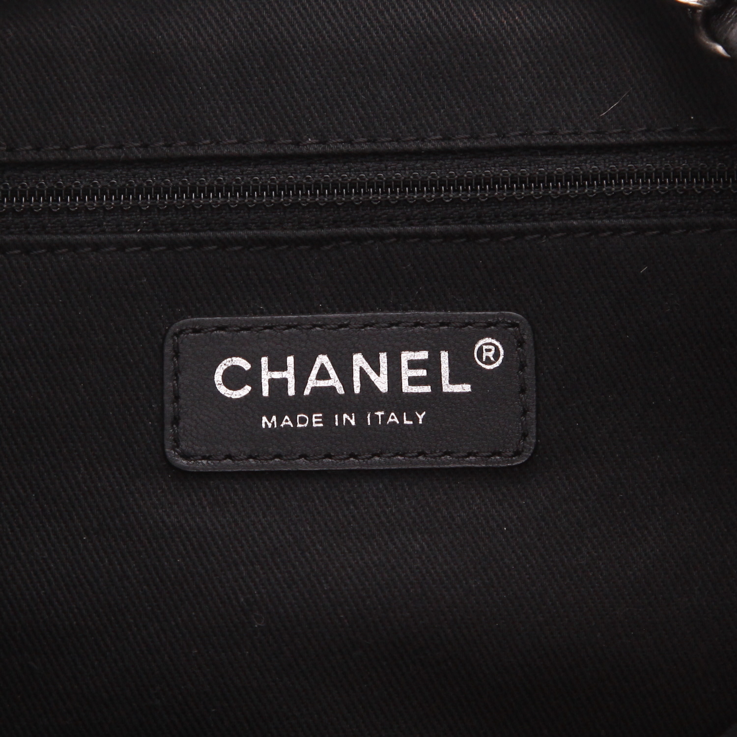 Bolso Cabás Chanel   en cuero irisado negro - Detail D2