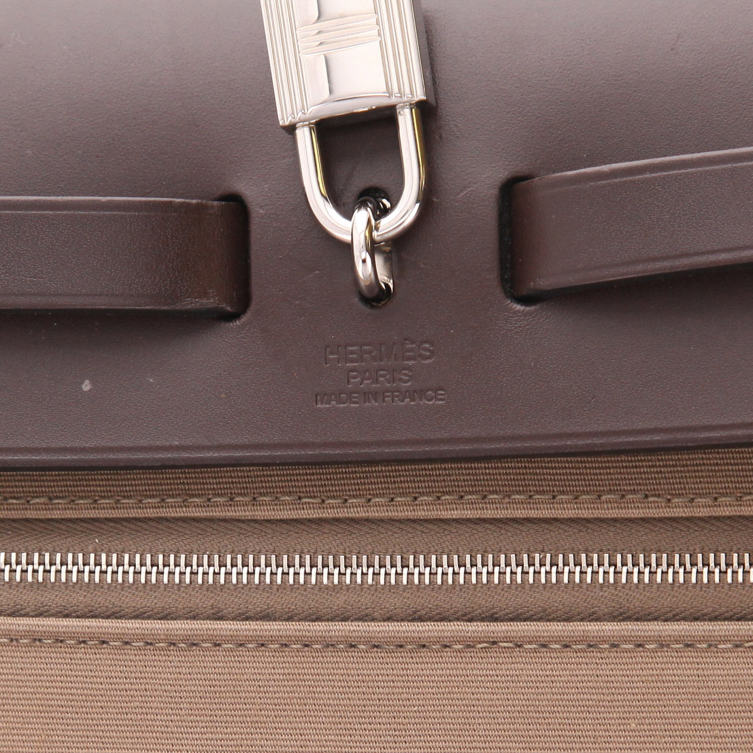 Sac porté épaule ou main Hermès  Herbag en toile taupe et cuir marron - Detail D2