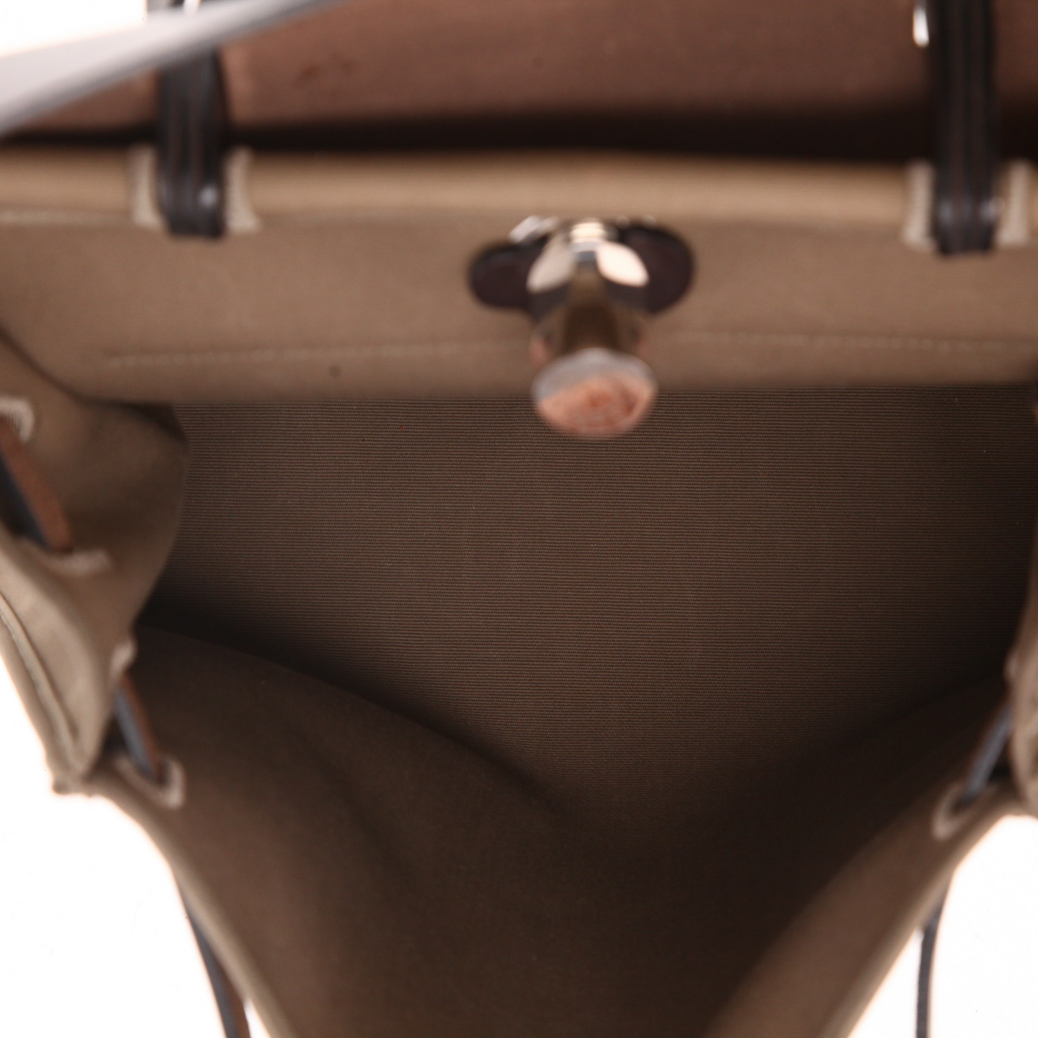 Bolso para llevar al hombro o en la mano Hermès  Herbag en lona color topo y cuero marrón - Detail D3