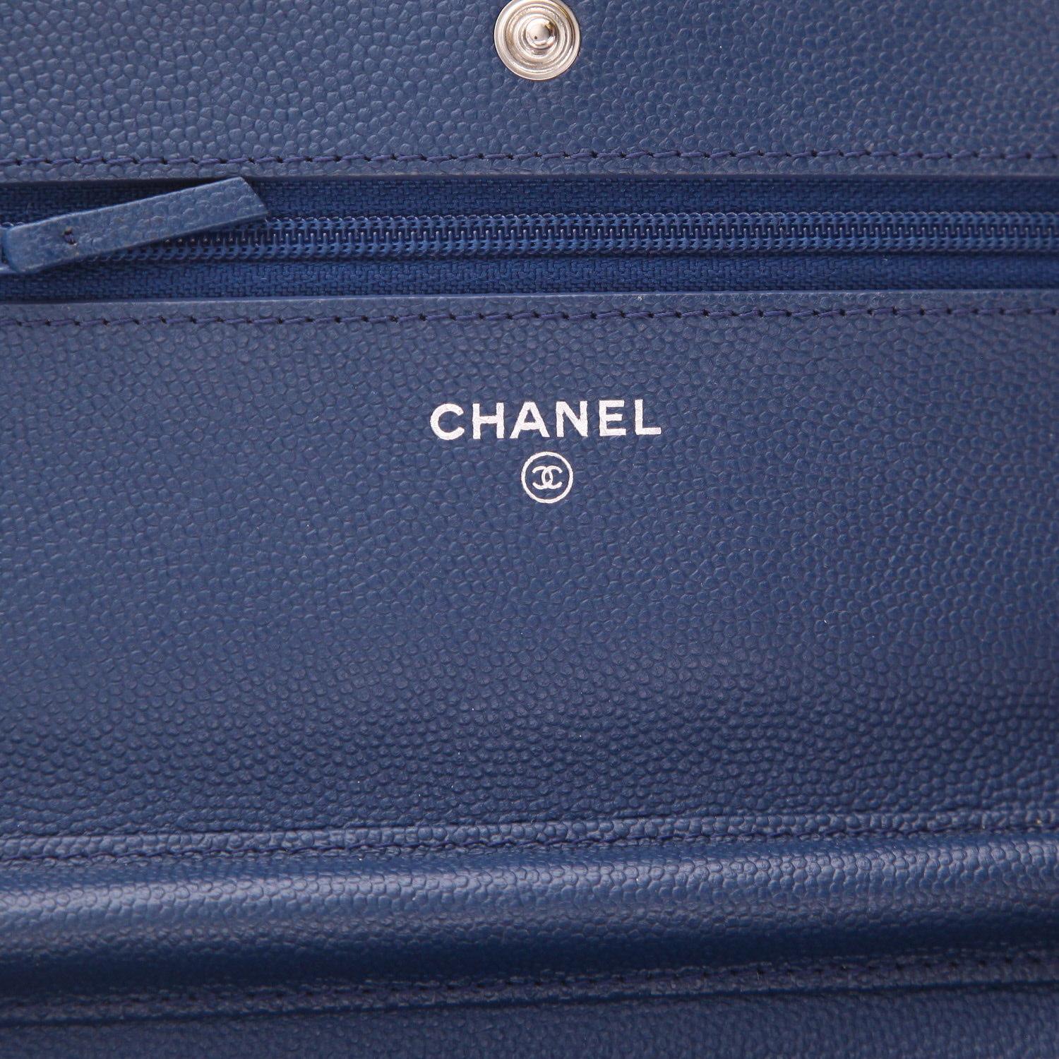 Borsa a tracolla Chanel  Wallet on Chain in pelle martellata e trapuntata blu - Detail D2