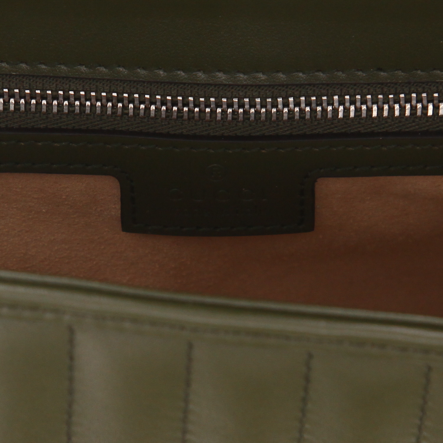Borsa a tracolla Gucci  GG Marmont modello medio  in pelle trapuntata verde kaki - Detail D2