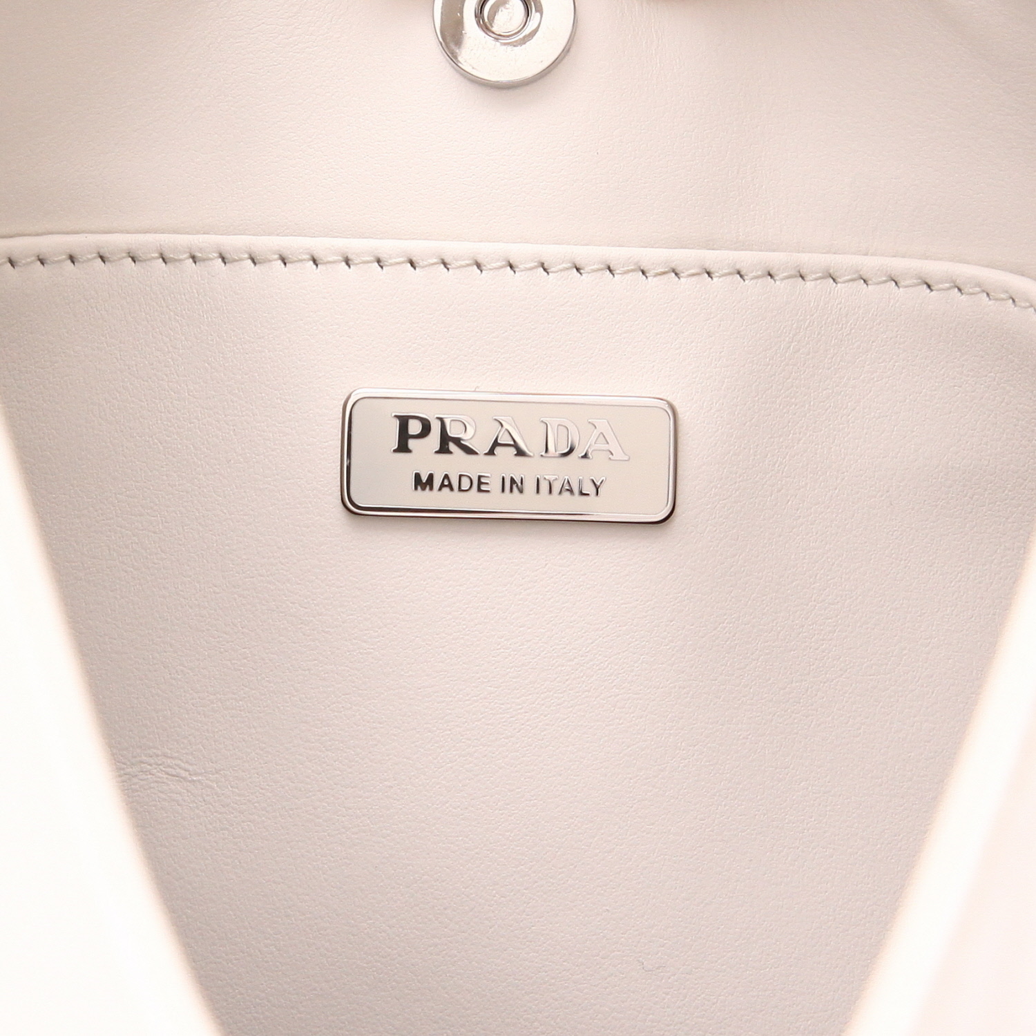 Bolso de mano Prada  Cleo en cuero blanco - Detail D2