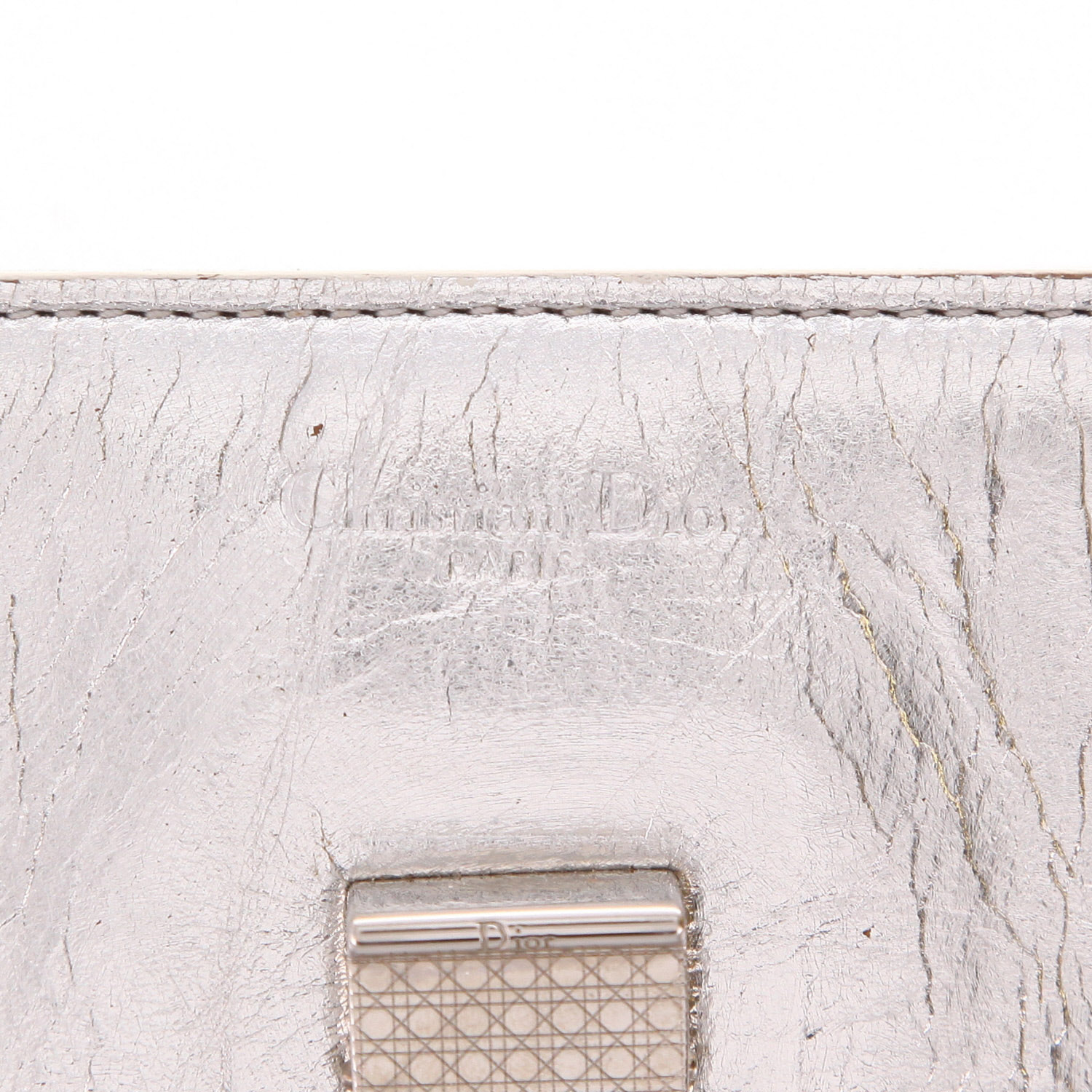 Bolso de mano Dior  Diorever en cuero plateado - Detail D2