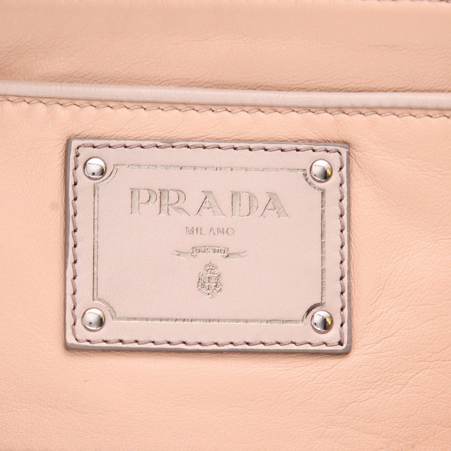 Prada   handbag  in beige leather - Detail D2
