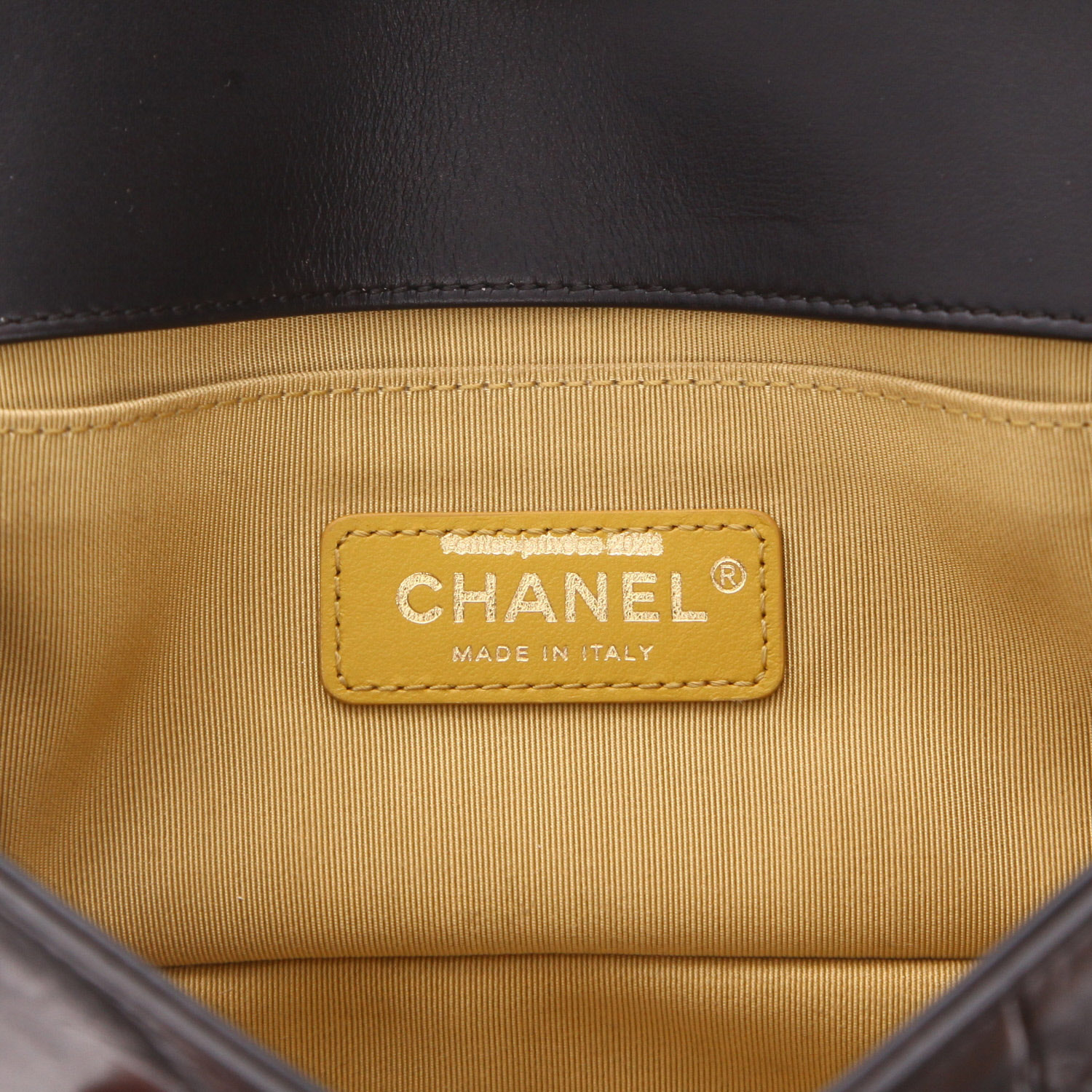 Bolso bandolera Chanel  Boy Graffiti  modelo pequeño  en cuero negro y dorado - Detail D2