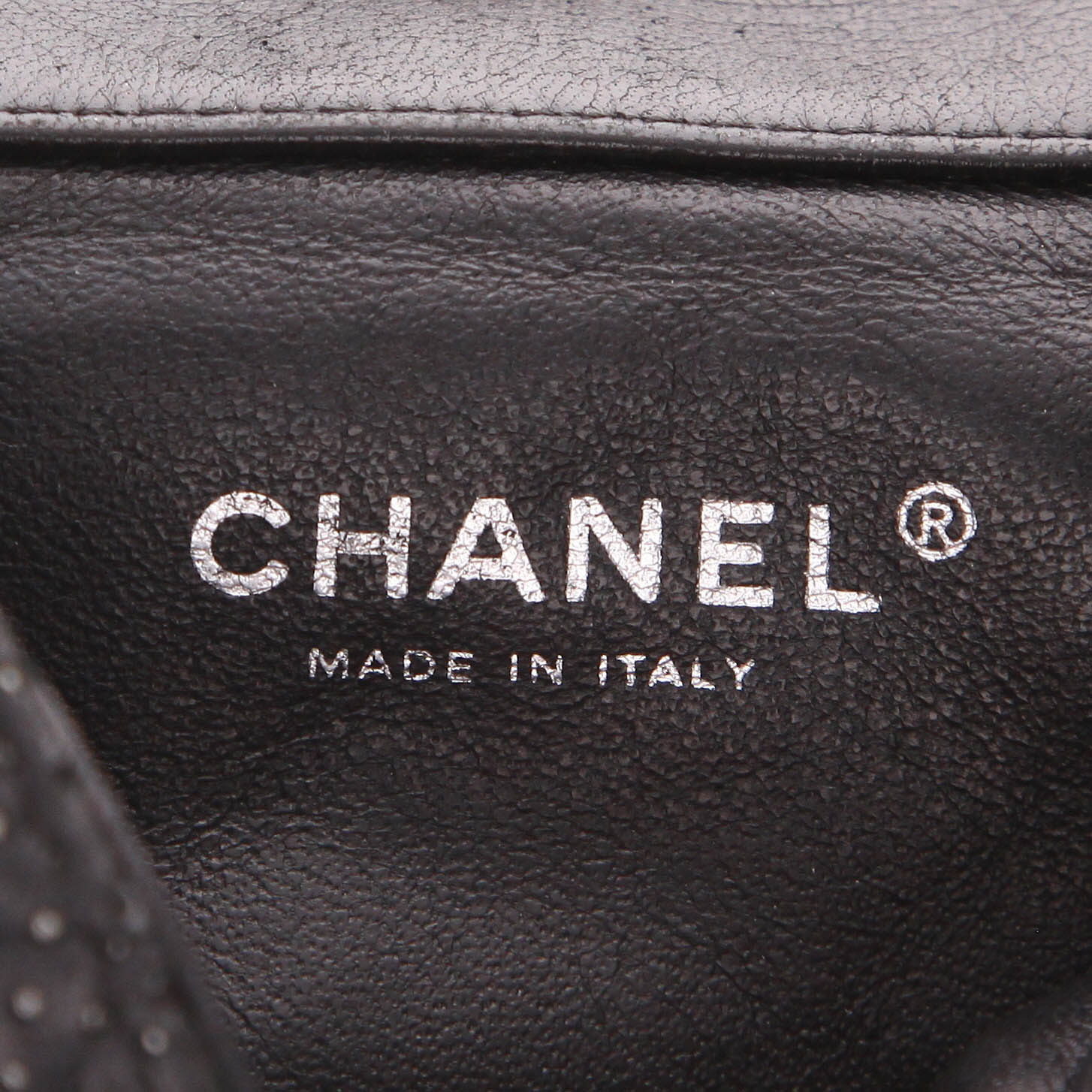 Sac bandoulière Chanel   en cuir matelassé perforé noir - Detail D2