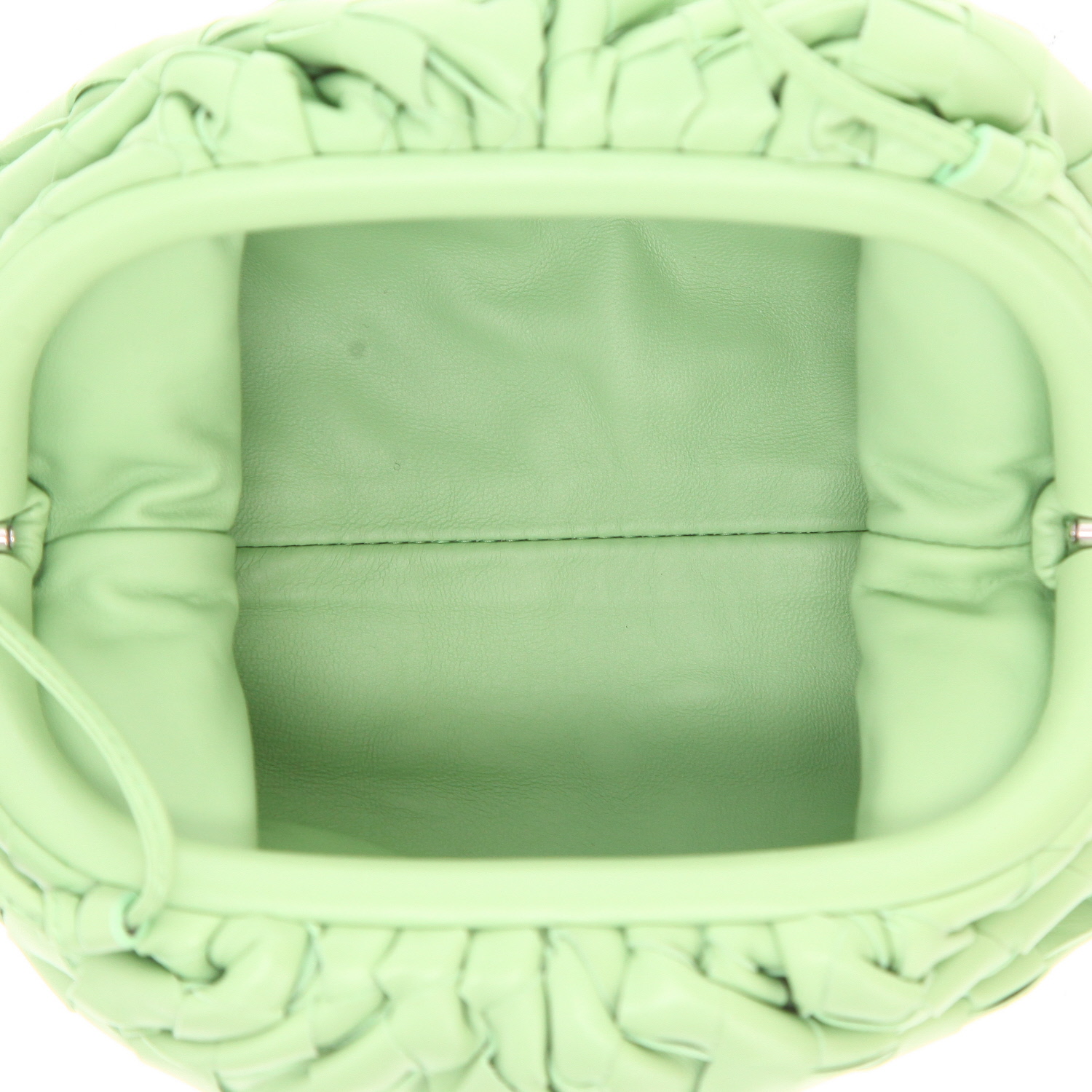 Bolso bandolera Bottega Veneta  Pouch mini  en cuero intrecciato verde - Detail D3