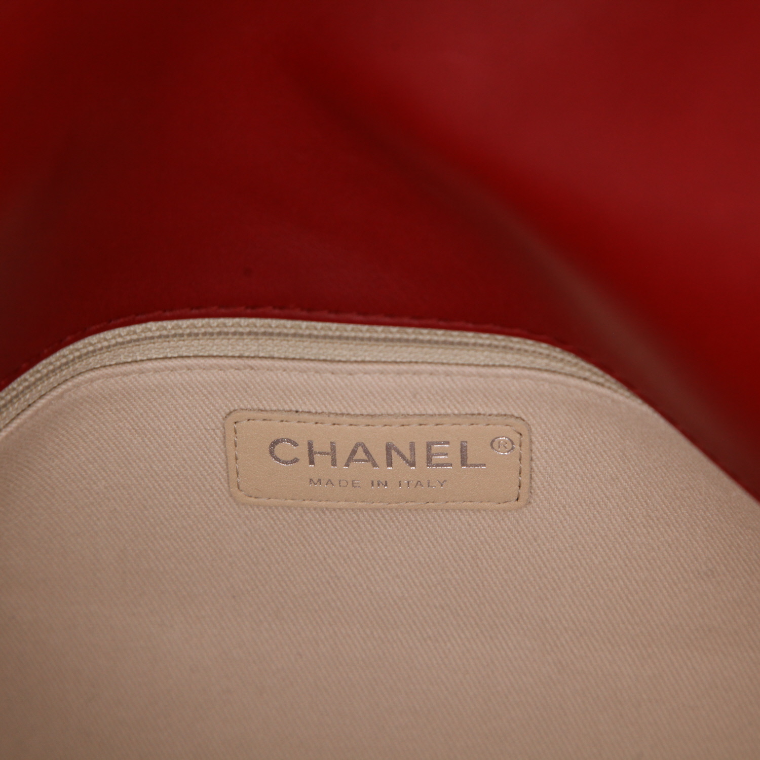 Sac cabas Chanel   en cuir matelassé rouge - Detail D2