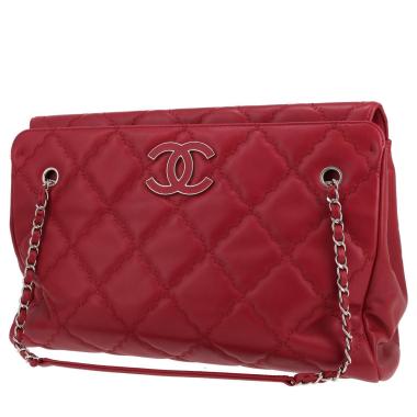 Chanel   shopping bag  in red quilted leather