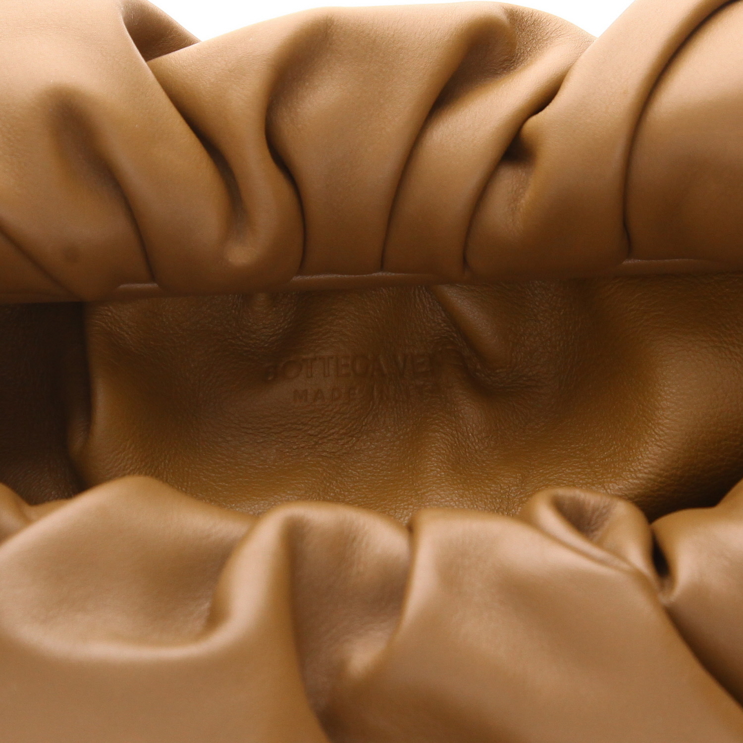 Sac à main Bottega Veneta  The Shoulder Pouch en cuir marron - Detail D2