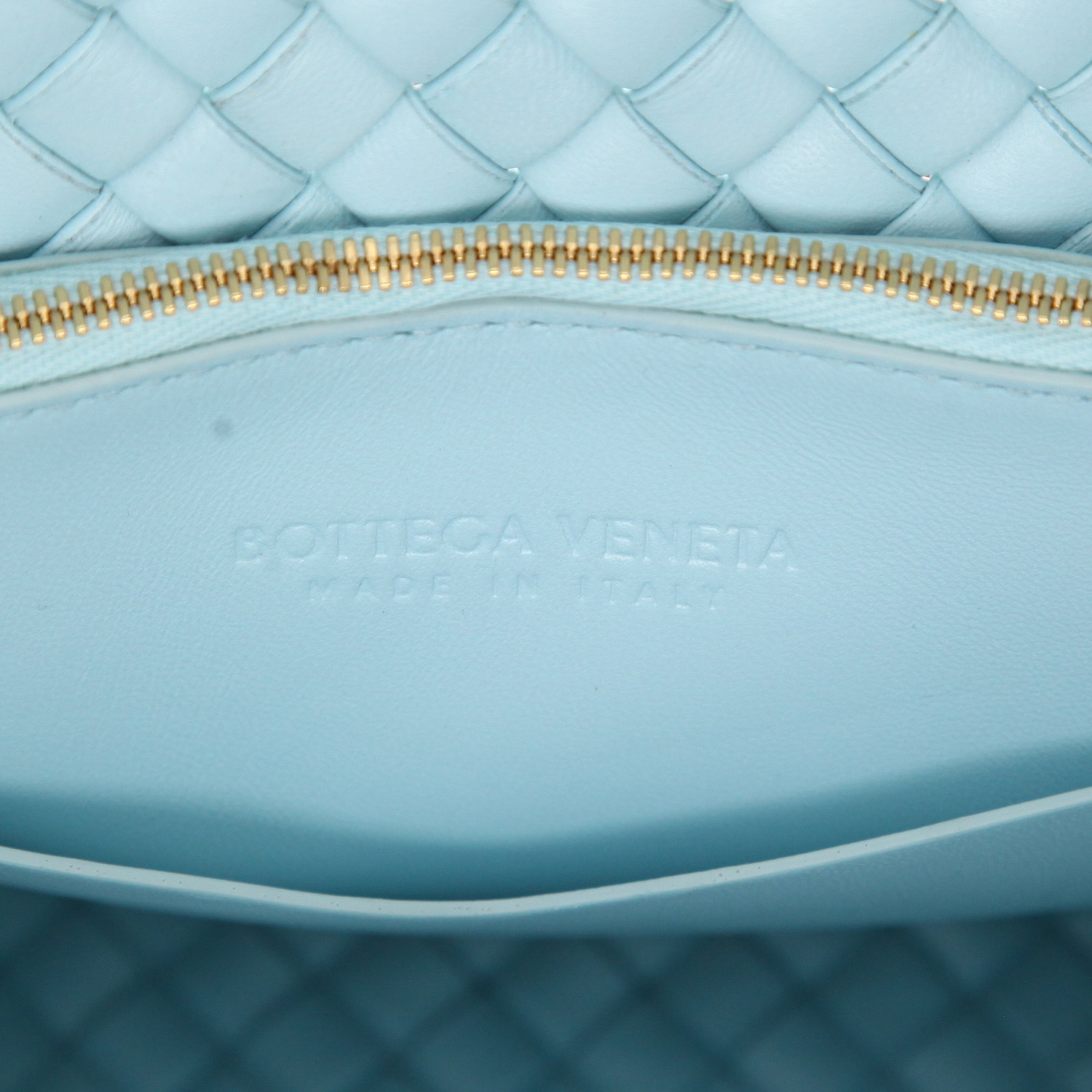 Bolso de mano Bottega Veneta   en cuero intrecciato azul - Detail D2