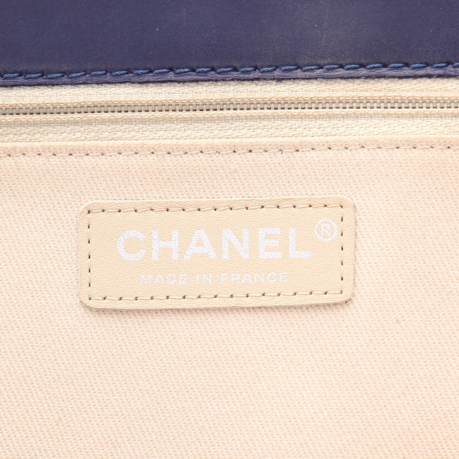 Bolso de mano Chanel  Hampton en cuero acolchado azul - Detail D2