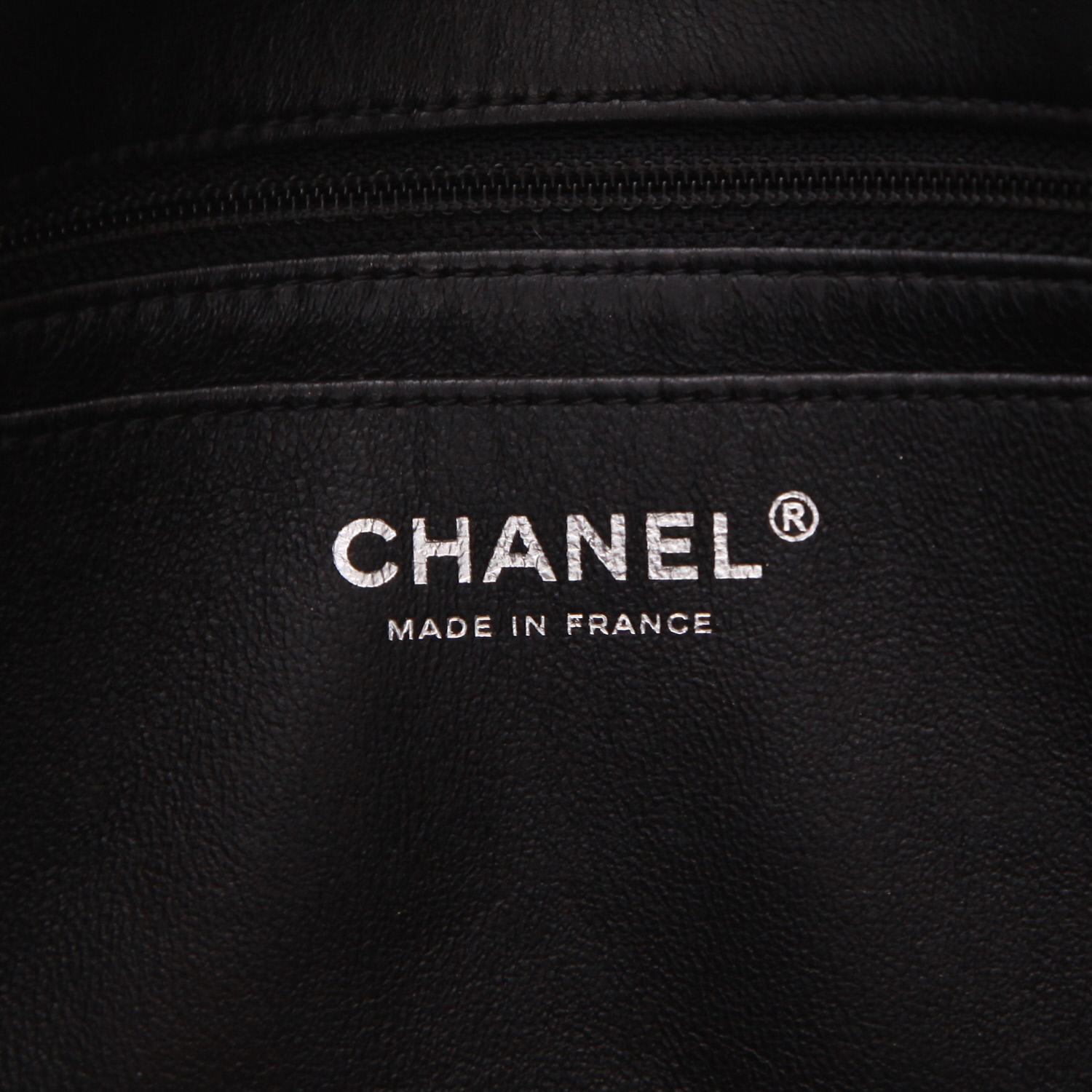Sac à main Chanel  Timeless Classic en cuir monogram noir - Detail D2