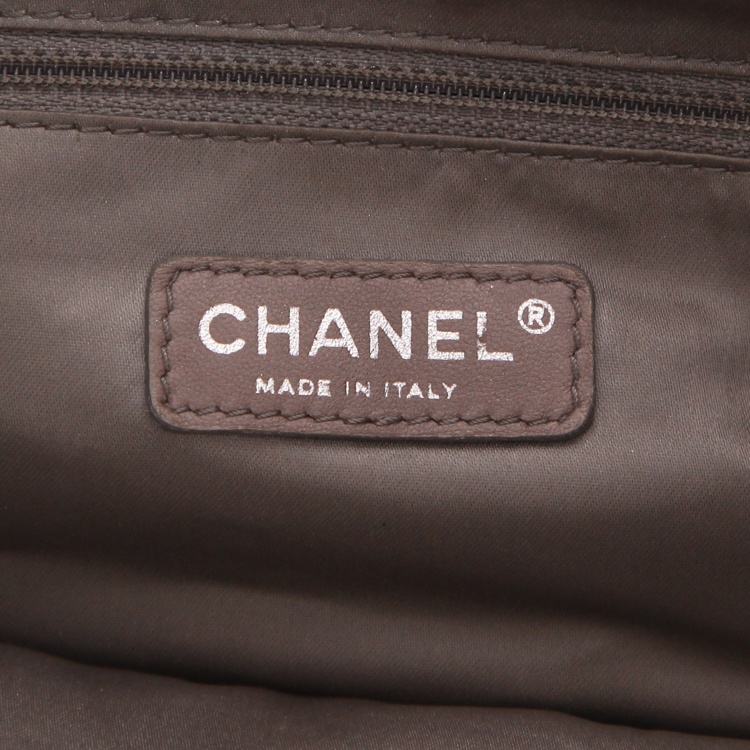 Chanel  Ice Cube shopping bag  in silver leather and PVC - Detail D2