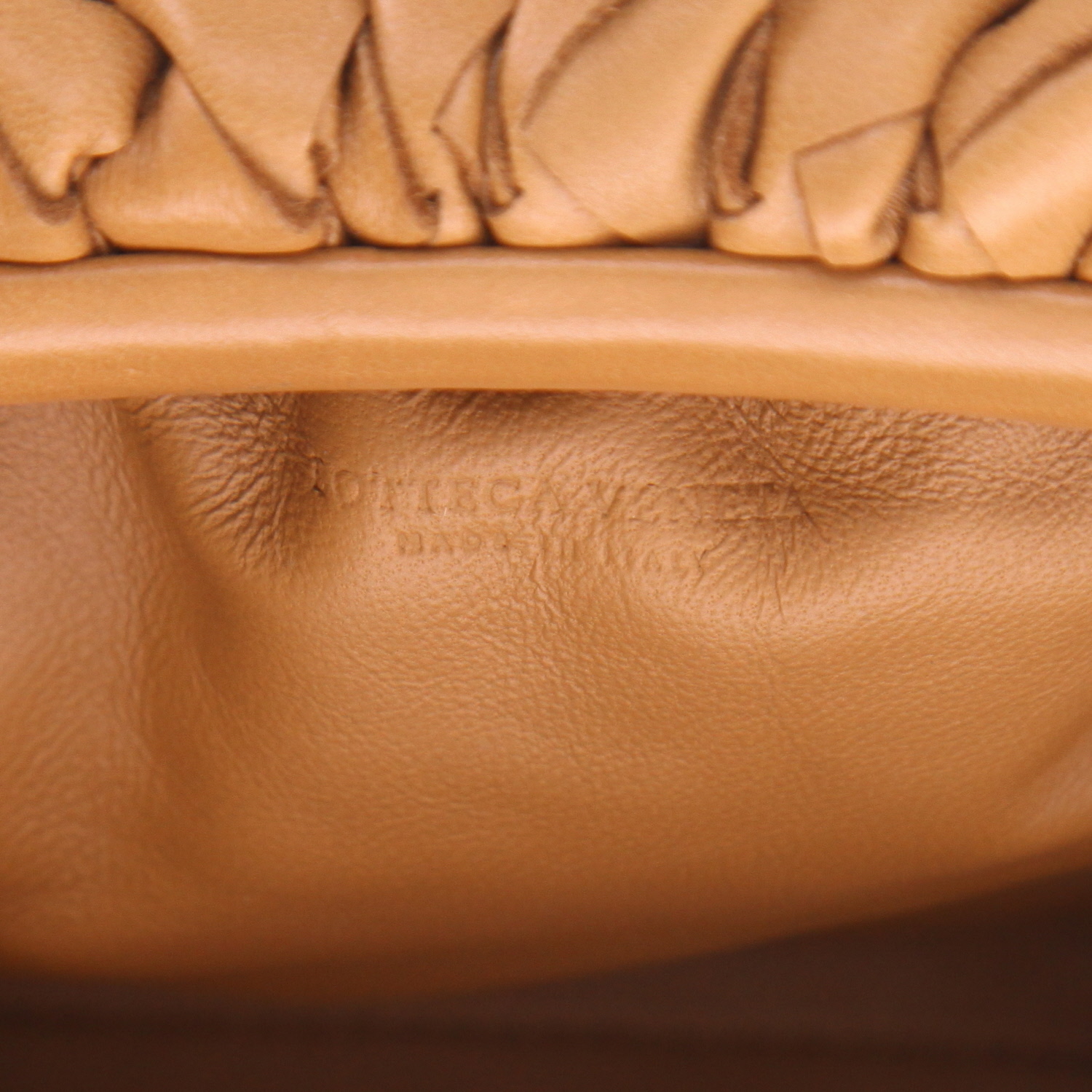 Bolso bandolera Bottega Veneta  Pouch mini  en cuero intrecciato marrón - Detail D2