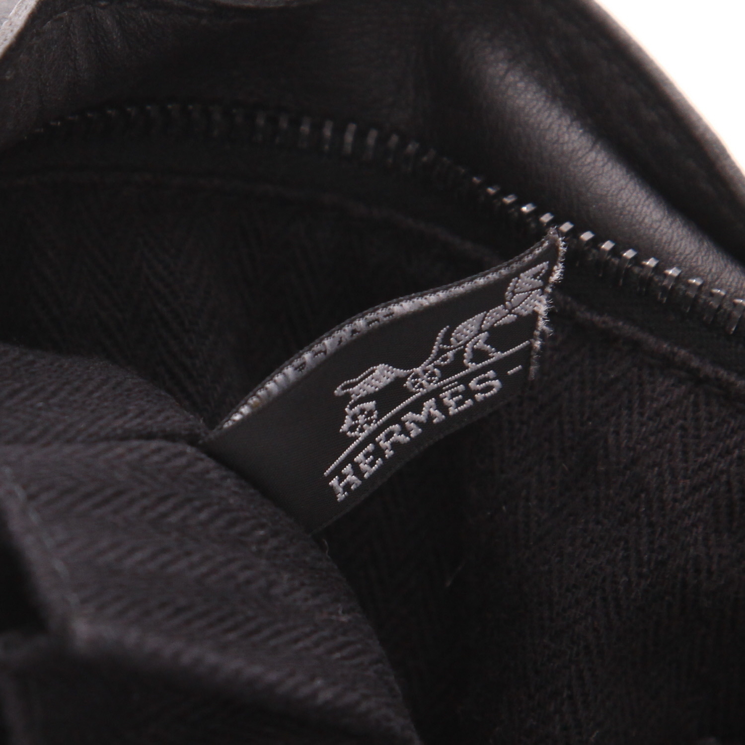 Bolso de mano Hermès  Caravane en cuero swift negro y lona negra - Detail D2