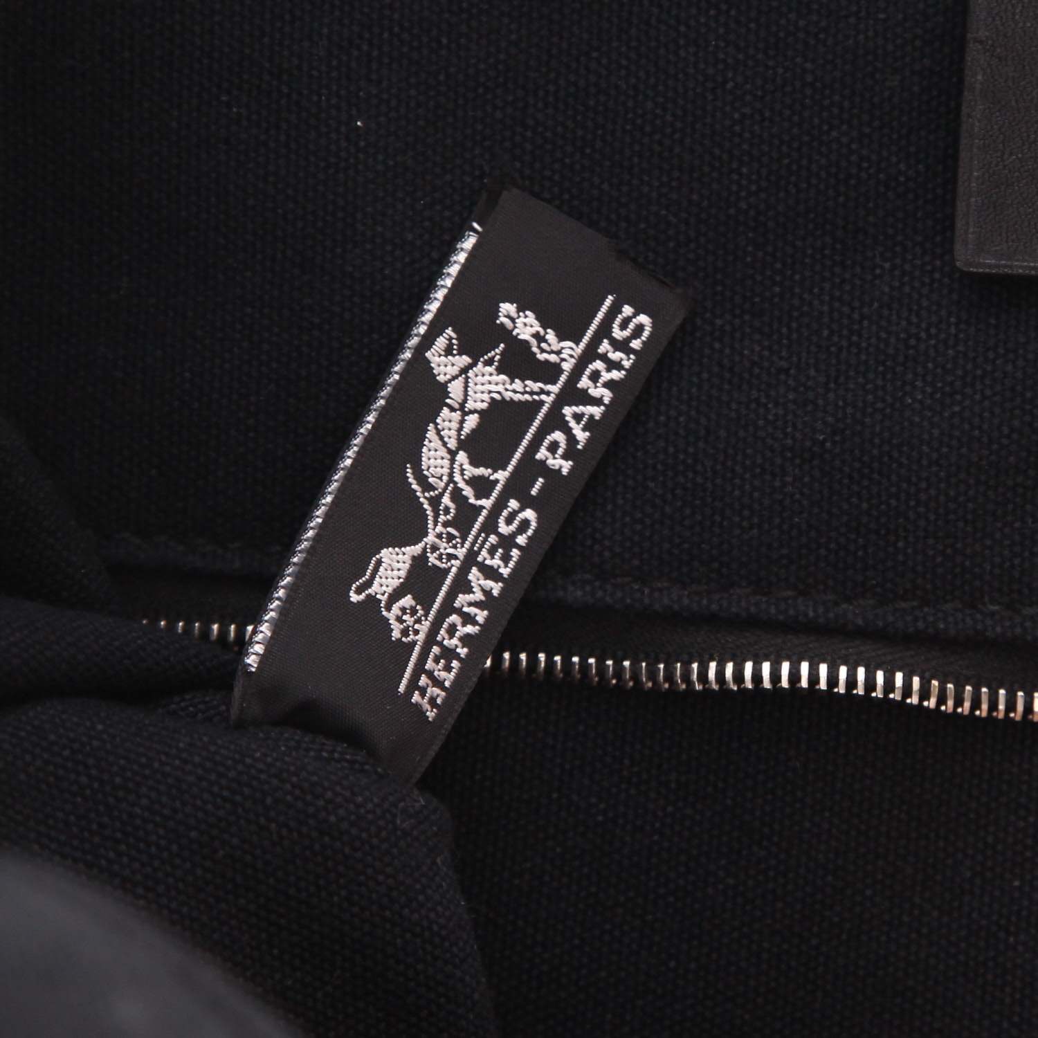 Hermès   shopping bag  in black canvas  and black leather - Detail D2