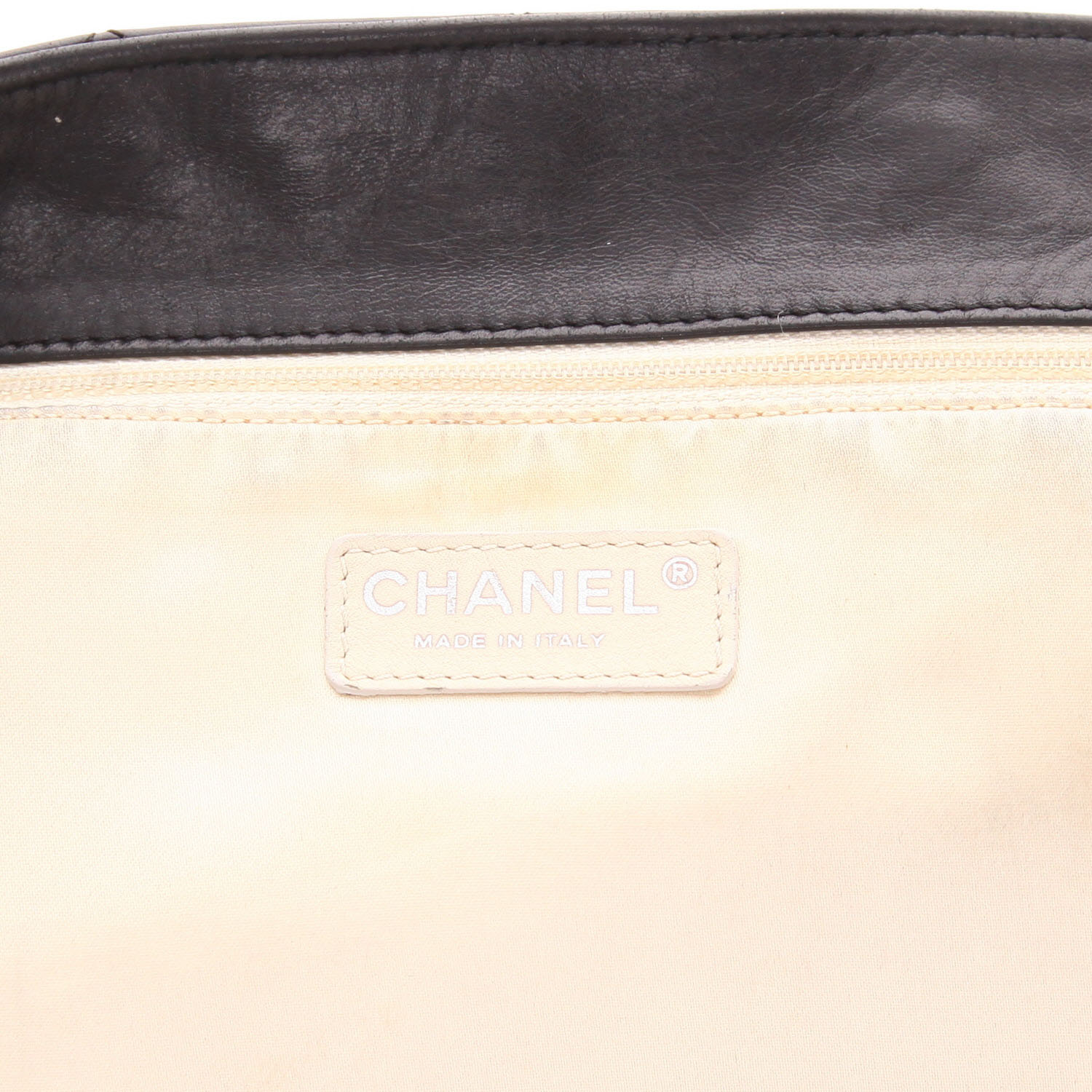 Sac cabas Chanel   en cuir matelassé noir - Detail D2