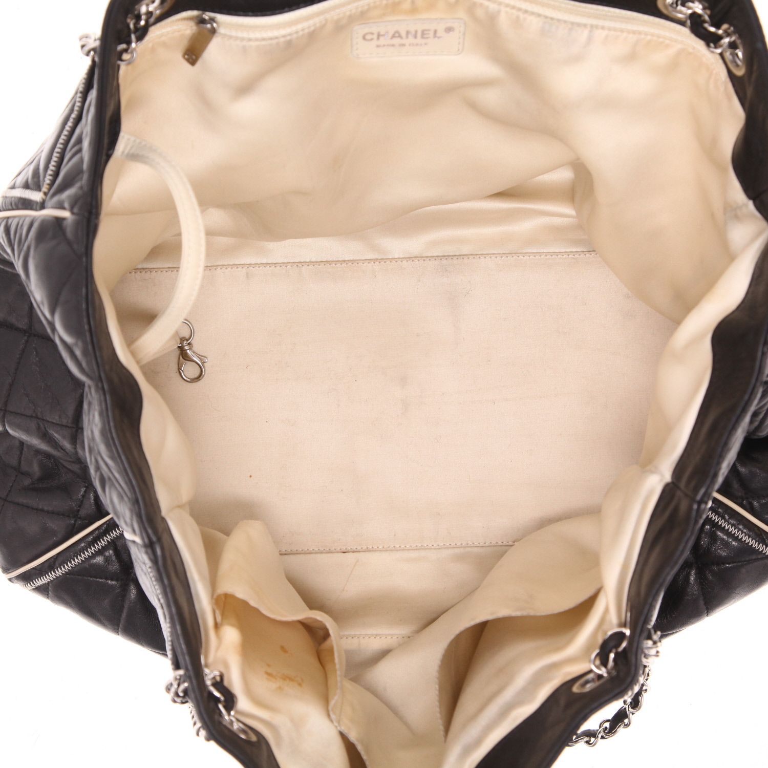 Sac cabas Chanel   en cuir matelassé noir - Detail D3