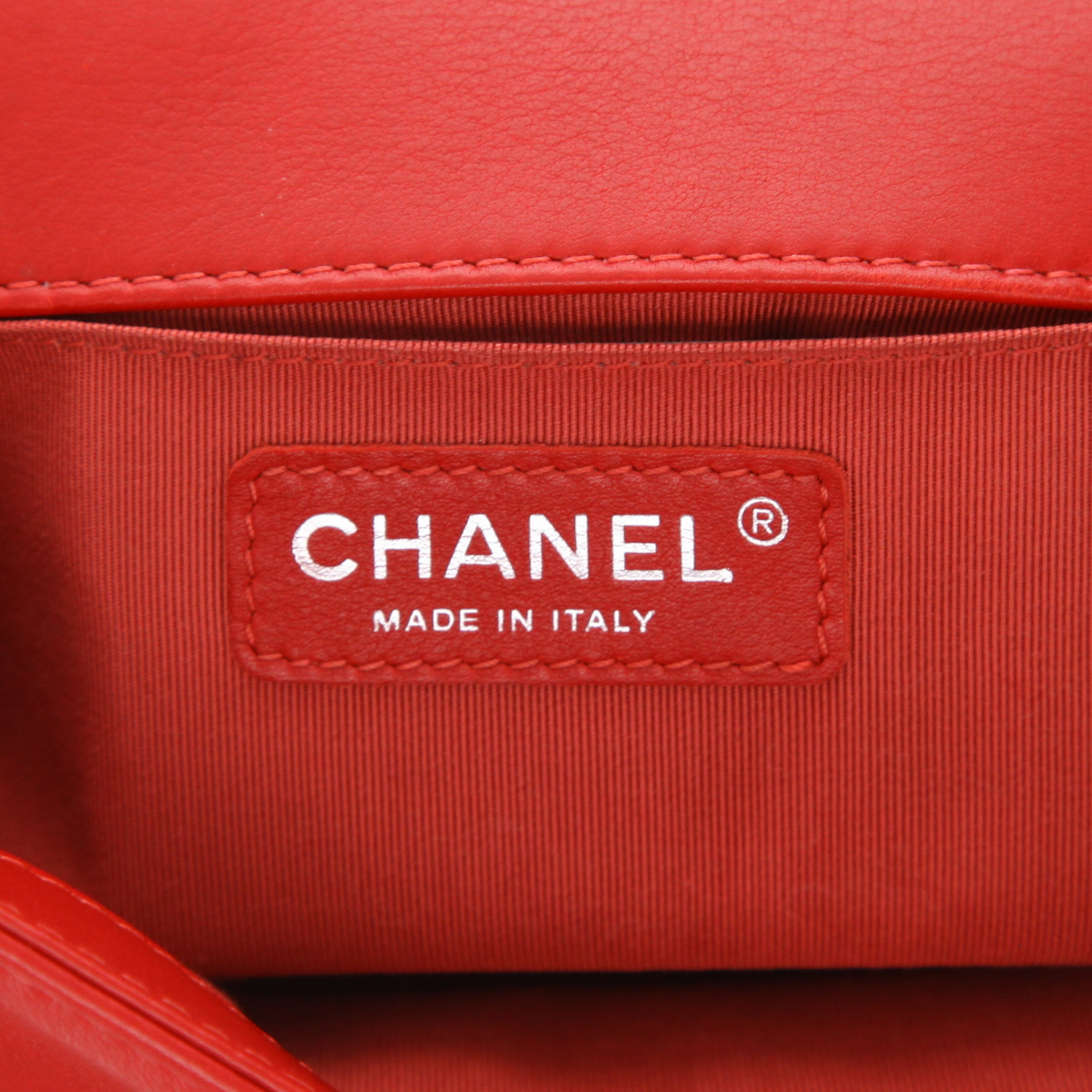 Bolso bandolera Chanel  Boy modelo pequeño  en cuero rojo - Detail D2