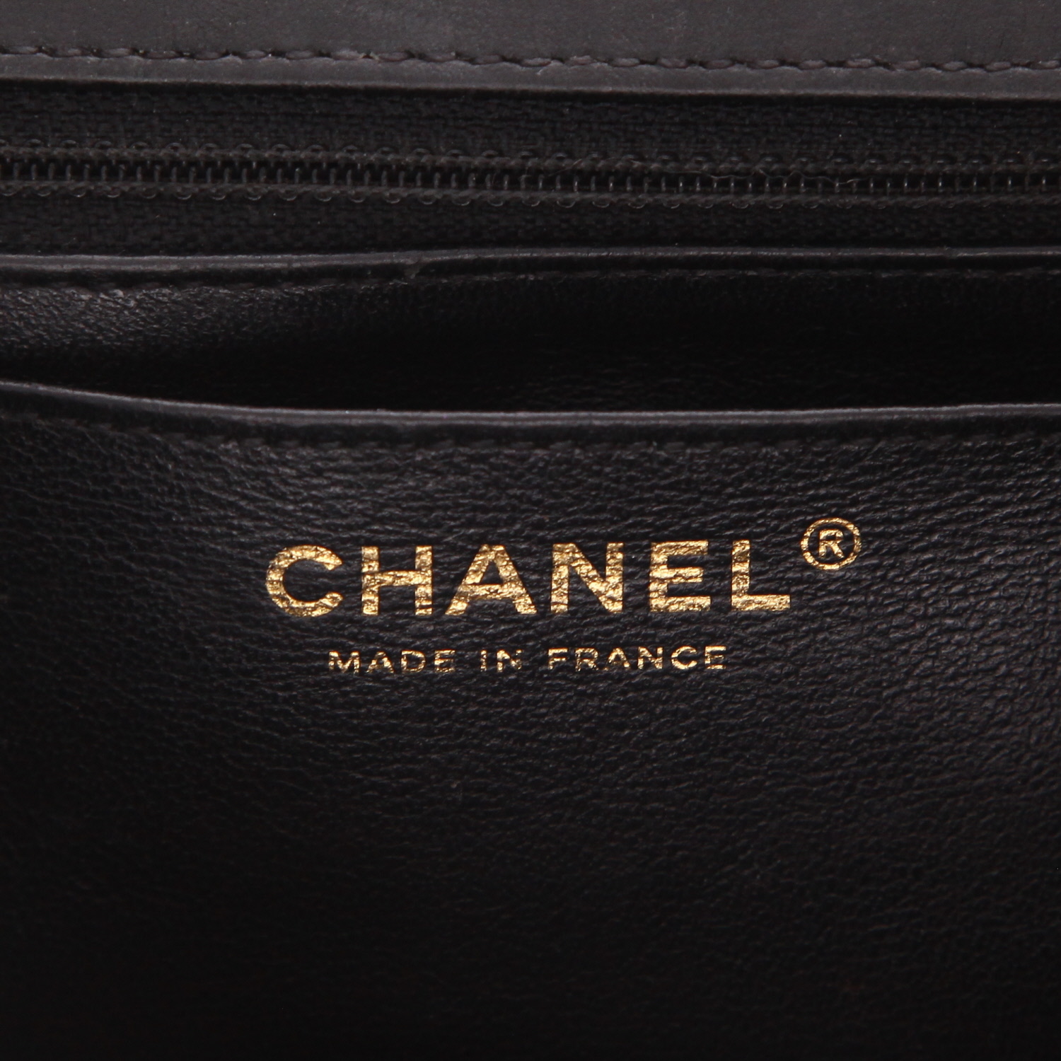 Chanel  2.55 mini  shoulder bag  in black and gold leather - Detail D2