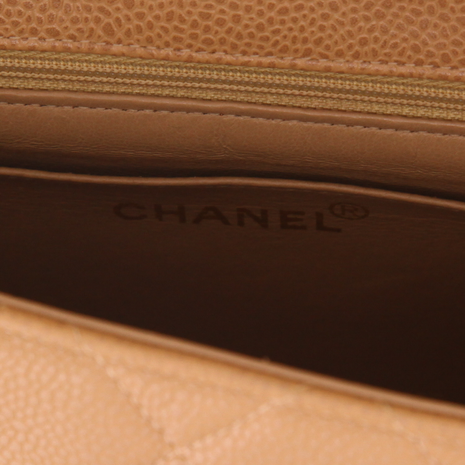 Bolso bandolera Chanel   en cuero granulado acolchado beige - Detail D2
