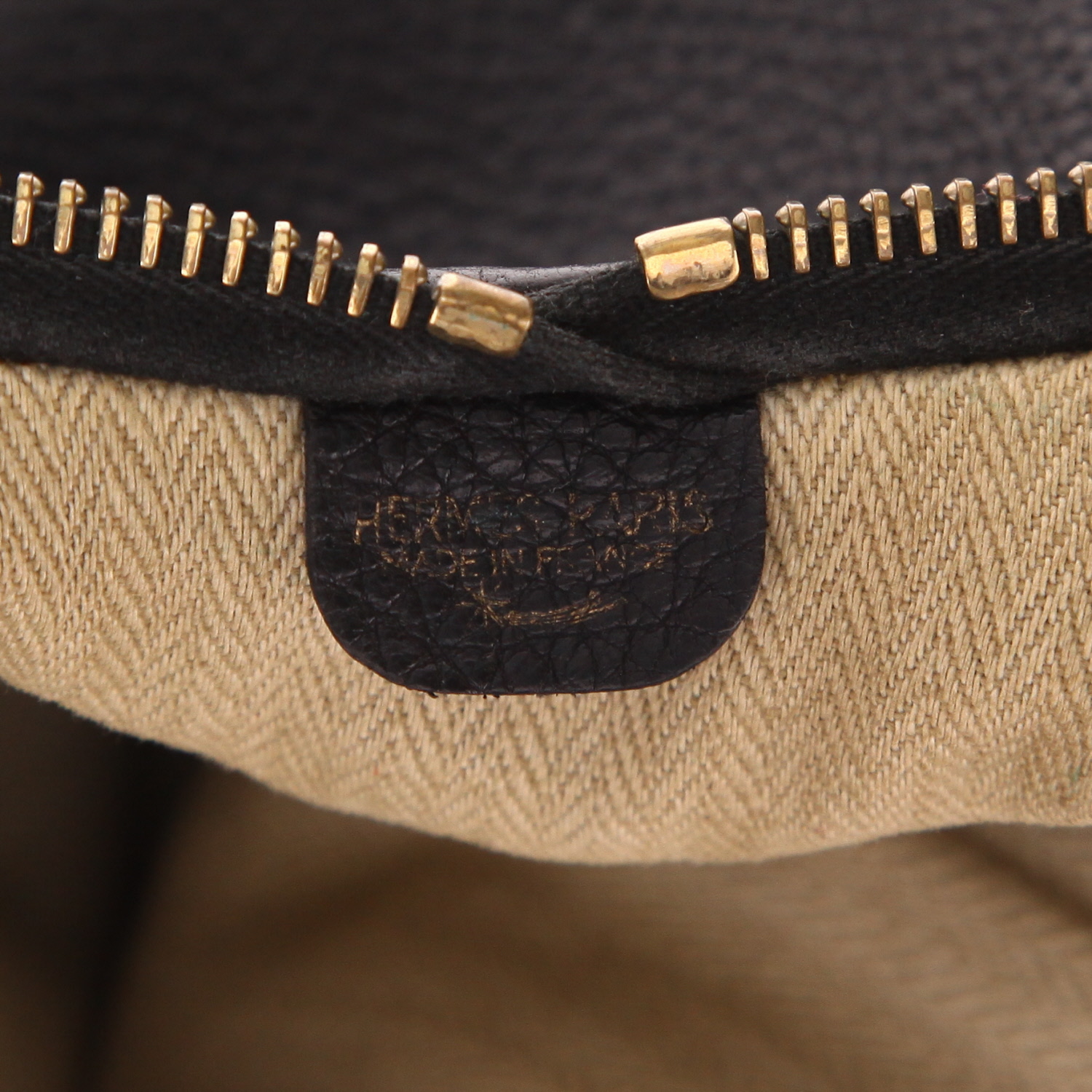 Bolso para llevar al hombro Hermès  Massai en cuero togo negro - Detail D2