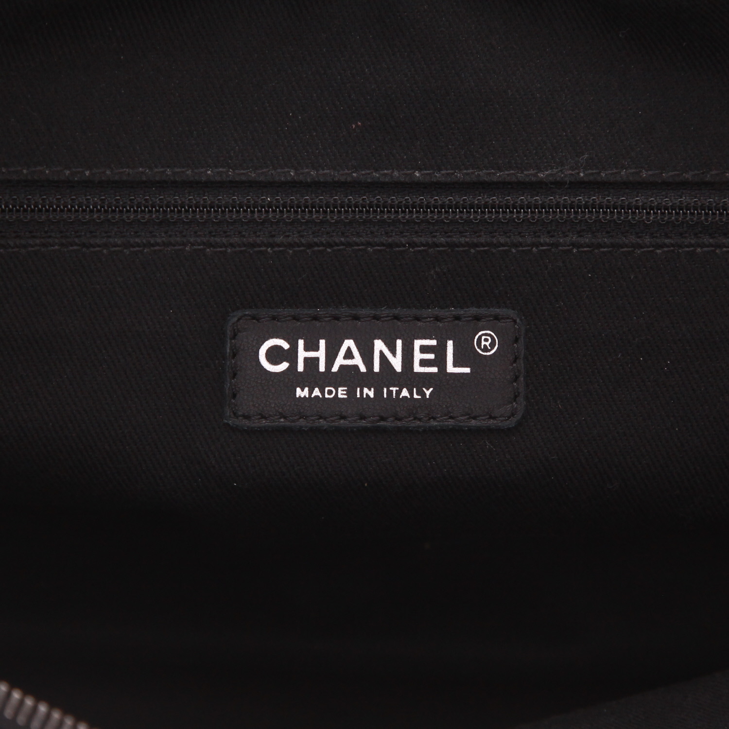 Bolso de mano Chanel   en cuero granulado acolchado negro - Detail D2