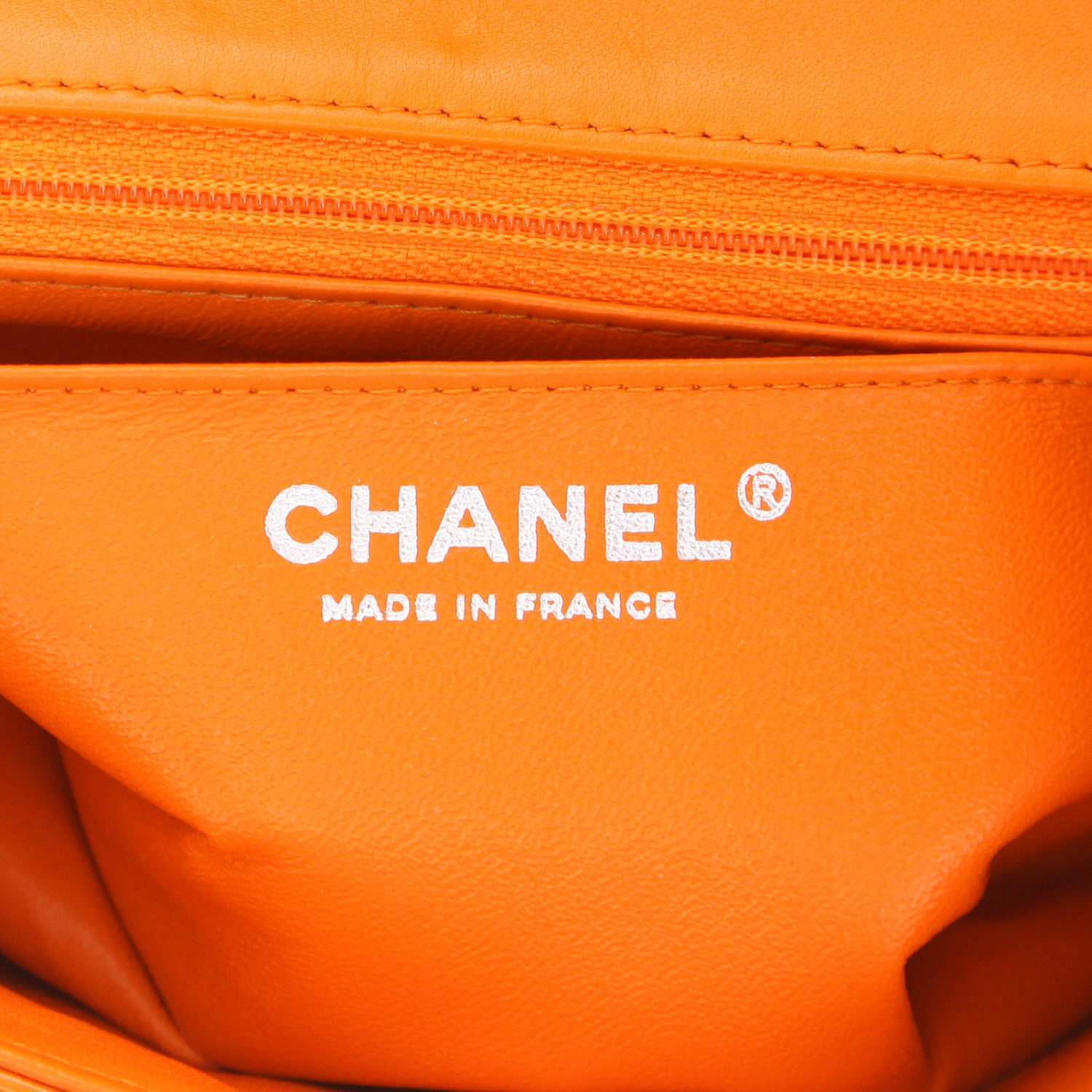Chanel  Timeless Mini shoulder bag  in orange patent quilted leather - Detail D2