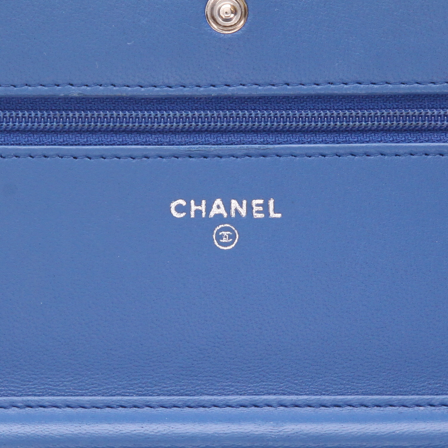 Chanel  Wallet on Chain shoulder bag  in blue quilted leather - Detail D2