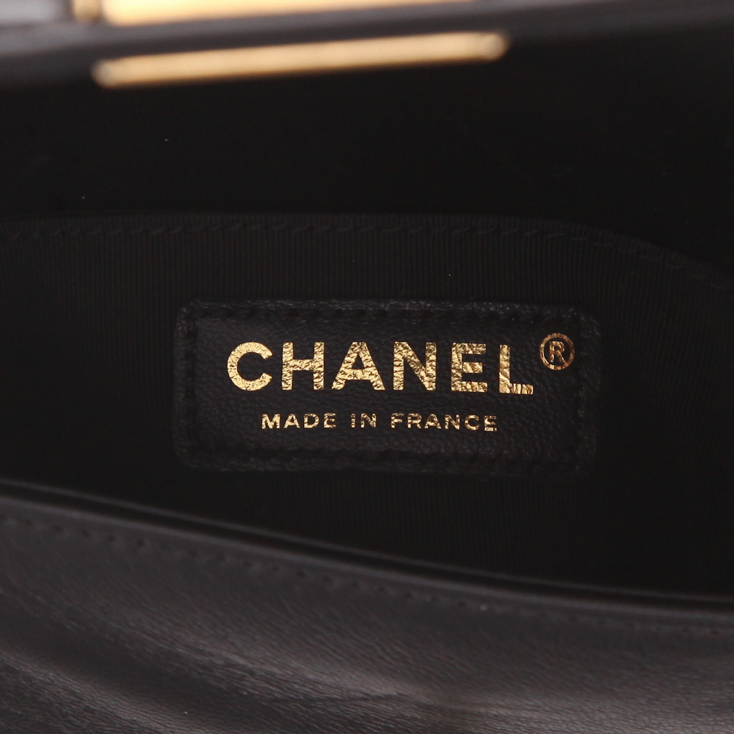 Bolso bandolera Chanel Mini Boy de piel acolchada negra - Detail D2